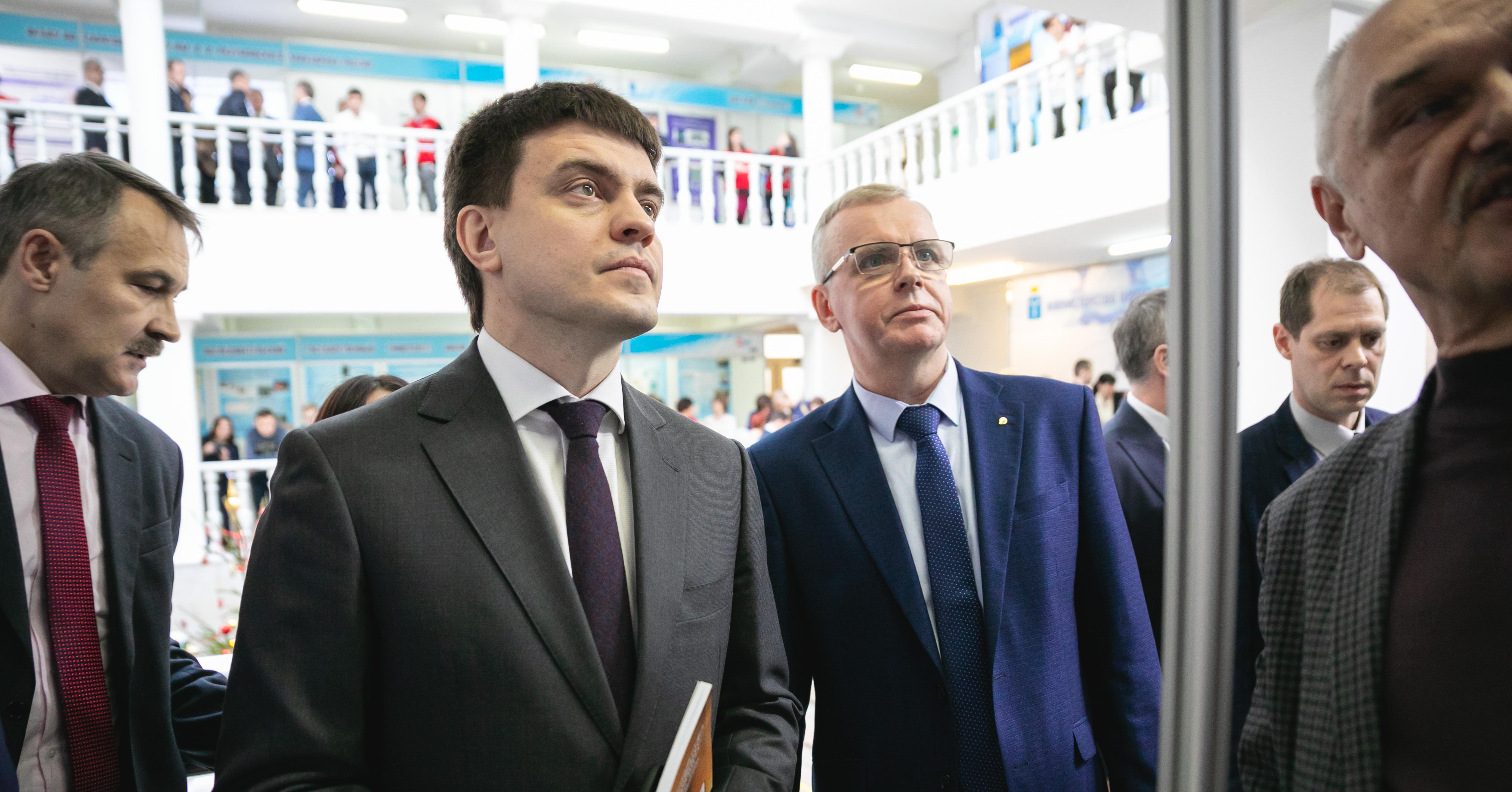 Ректор СГТУ представил Михаилу Котюкову экспозицию вуза на Салоне изобретений, инноваций и инвестиций