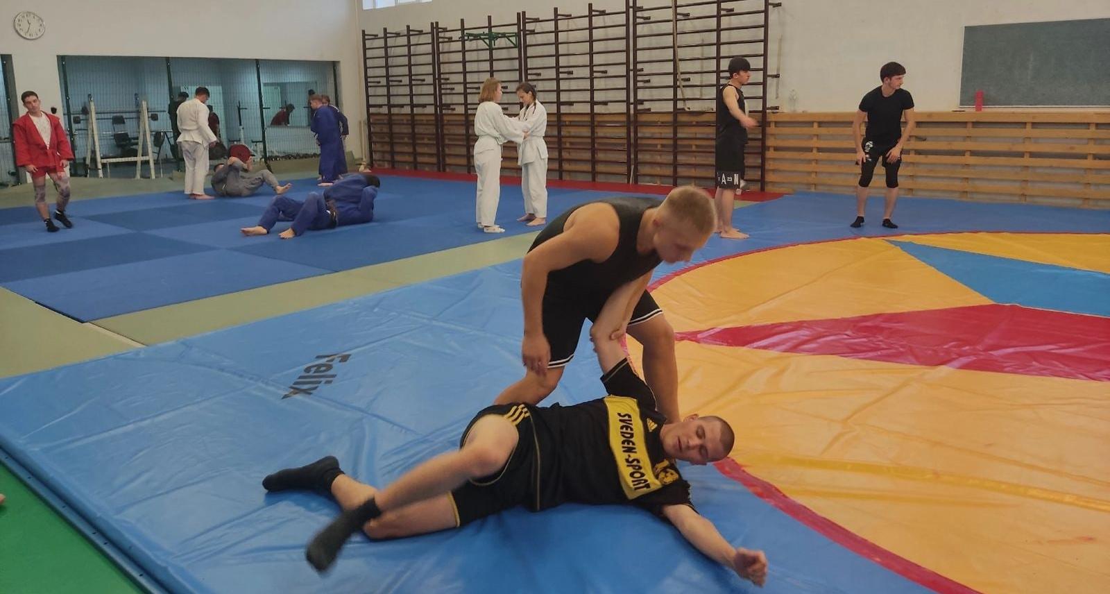 В Политехе прошла совместная тренировка дзюдоистов и гандболистов