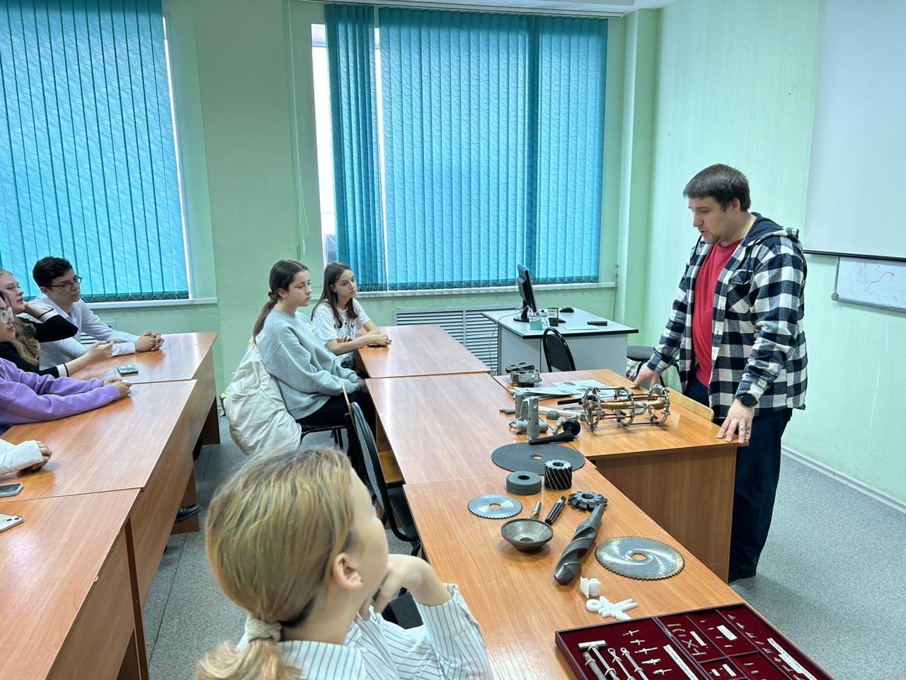 Сотрудники кафедры МБИ провели встречи со школьниками