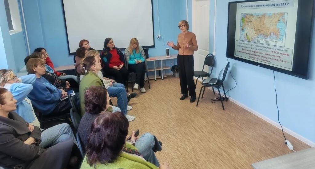 Профессор СГТУ прочитала лекцию о единстве народов России для сотрудников центра «Семья»