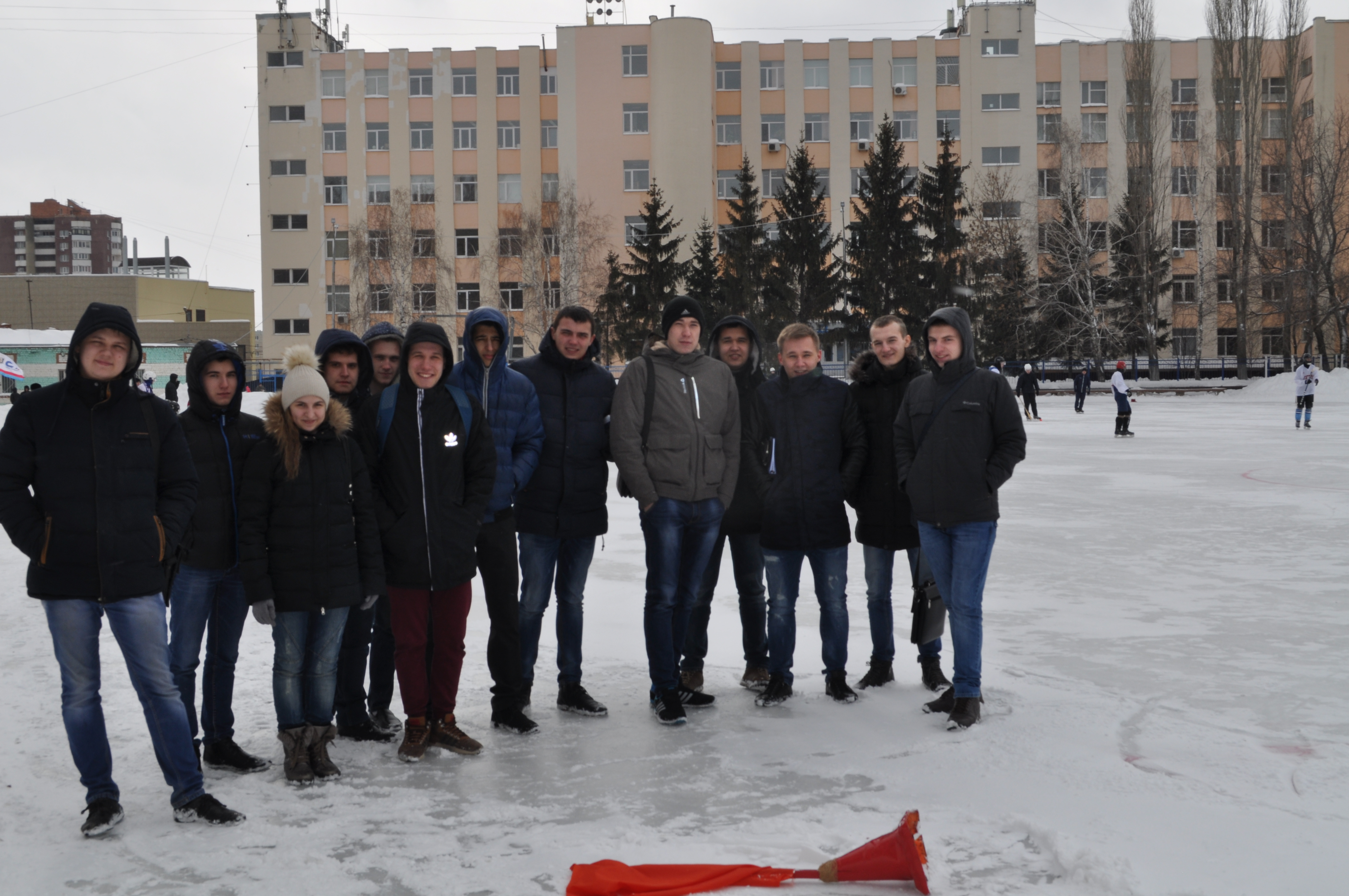 Студенты ТТПР – болельщики на соревнованиях по хоккею с мячом 