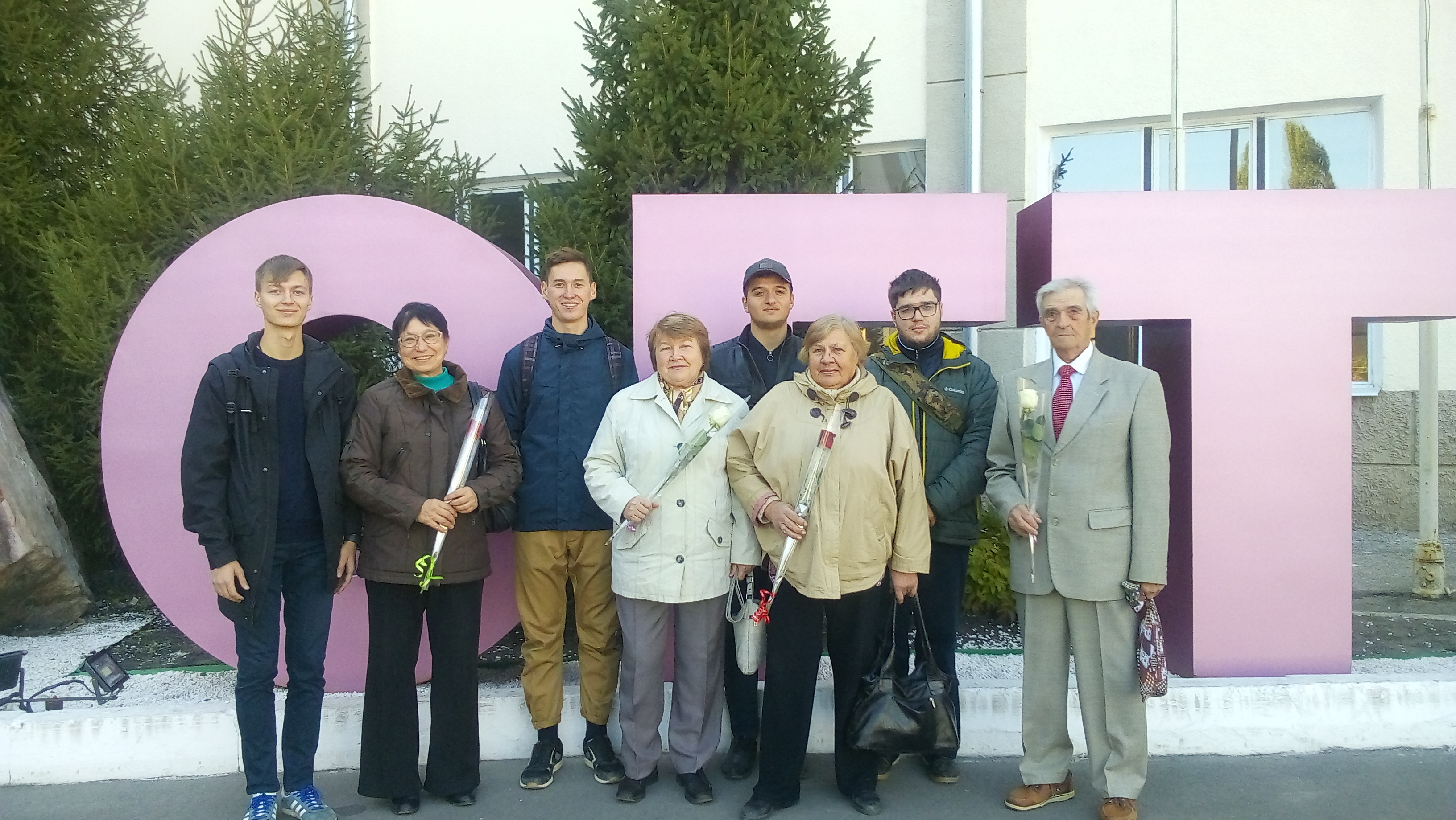 Студенты ИнЭТС поздравили сотрудников-ветеранов СГТУ с международным праздником