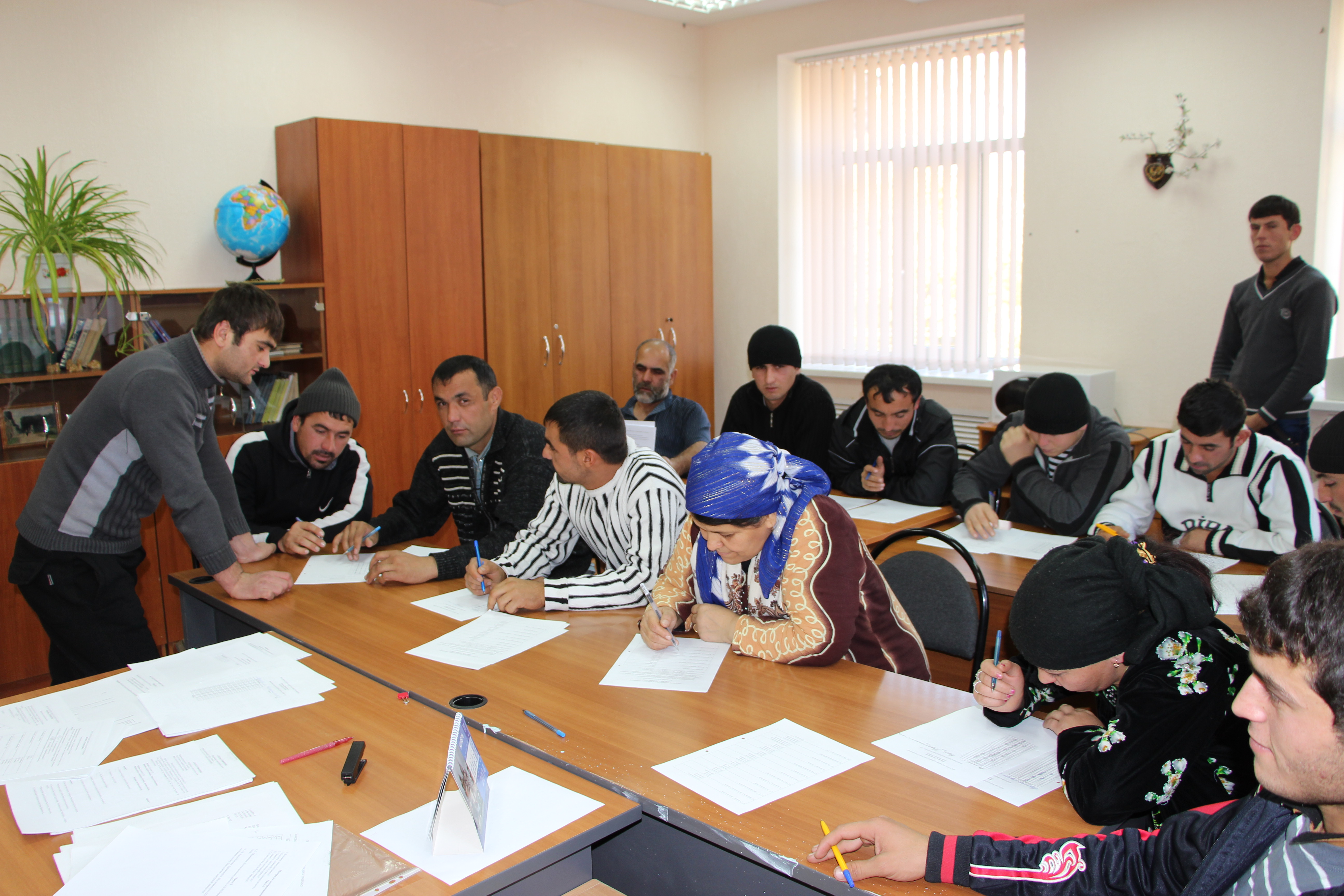 Центры тестирования мигрантов. Преподаватели русского языка дгту для иностранных граждан фото. Центры тестирования мигрантов. Класс для мигрантов в волгограде. Экзамен для мигрантов.