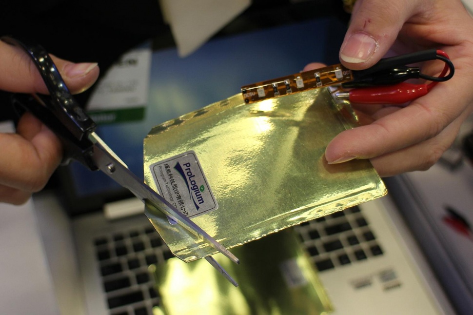 Разработана батарея, которую можно резать, сгибать и растягивать