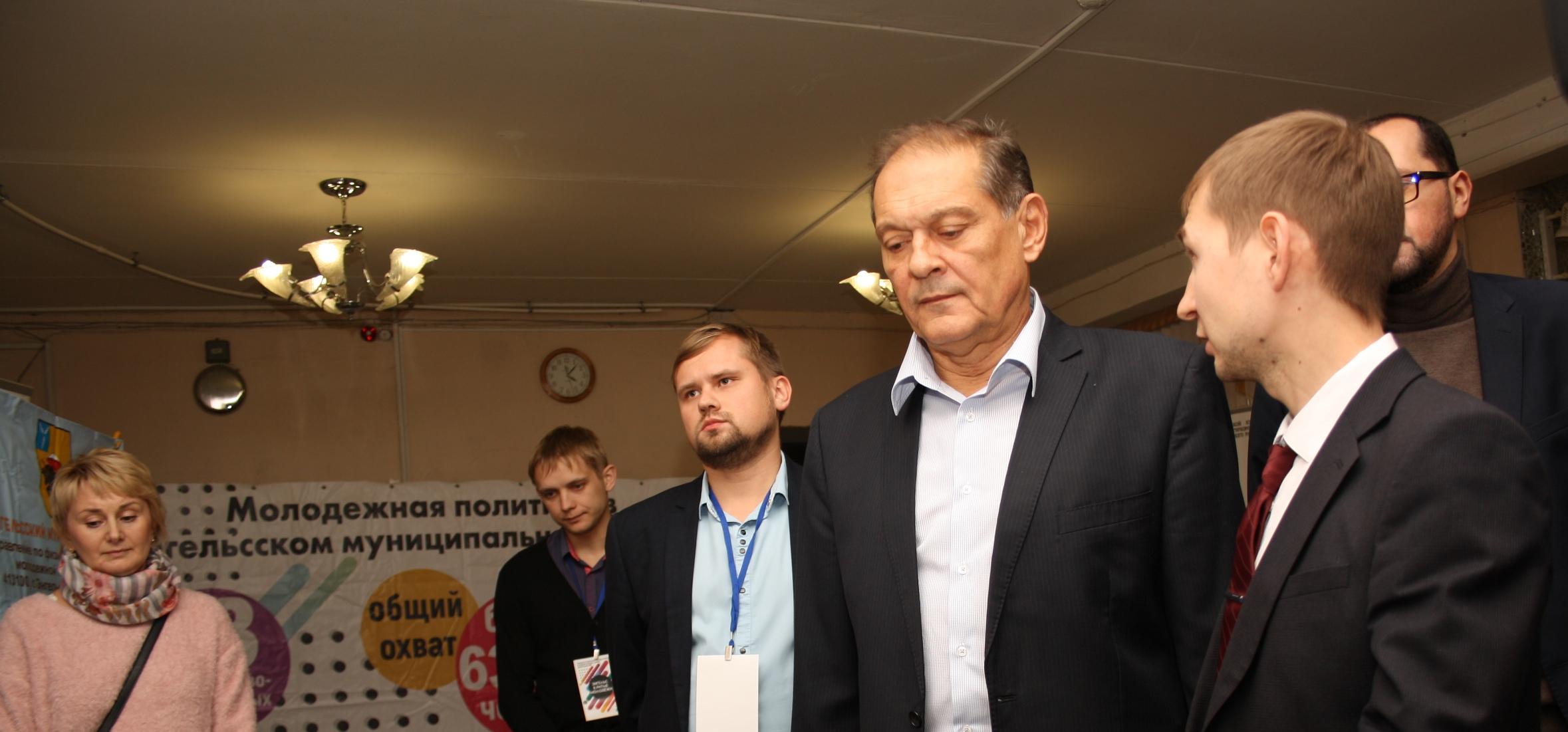 Глава Энгельсского района оценил научные разработки ЭТИ