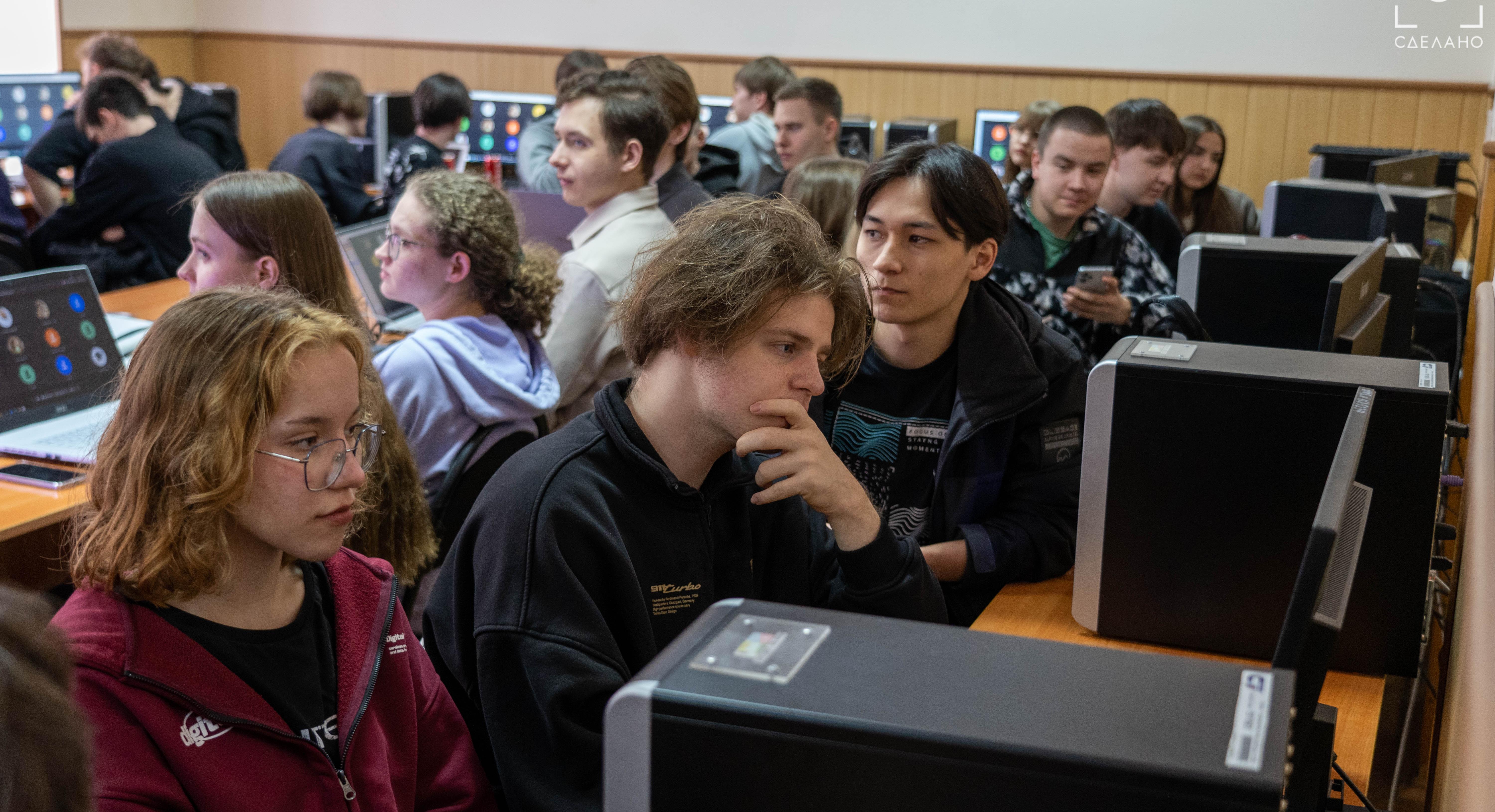 На мастер-классе от практика ИТ-индустрии студенты самостоятельно разработали финансовое приложение