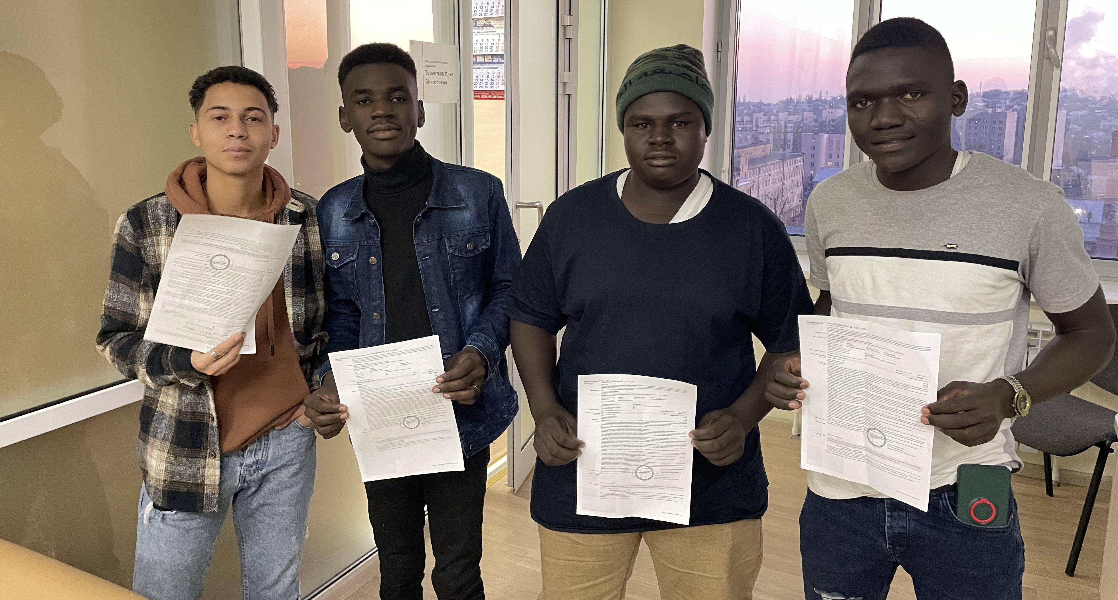 Иностранные студенты оформили полис ДМС