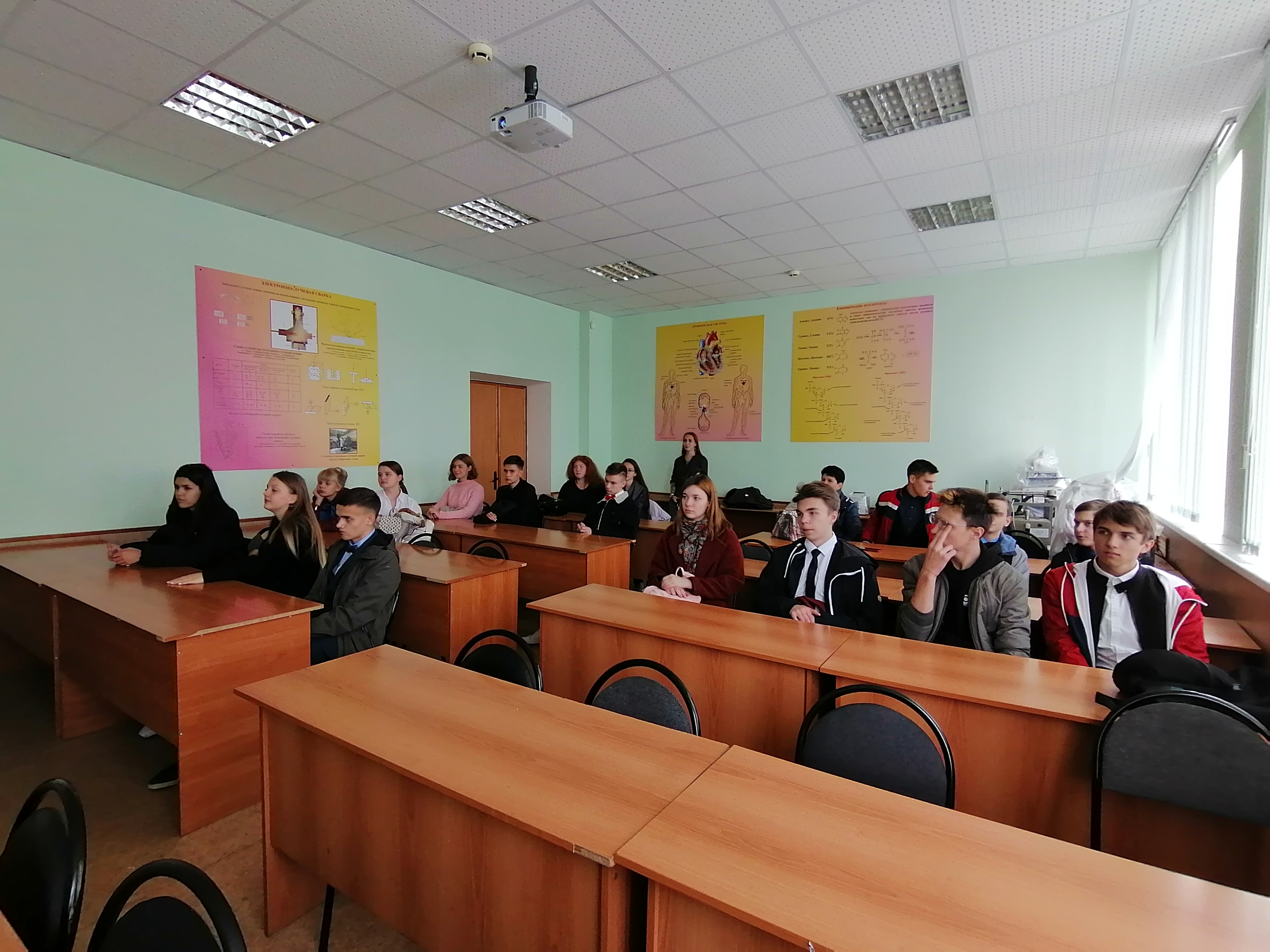 Сотрудники кафедры ФМБИ провели экскурсию для школьников