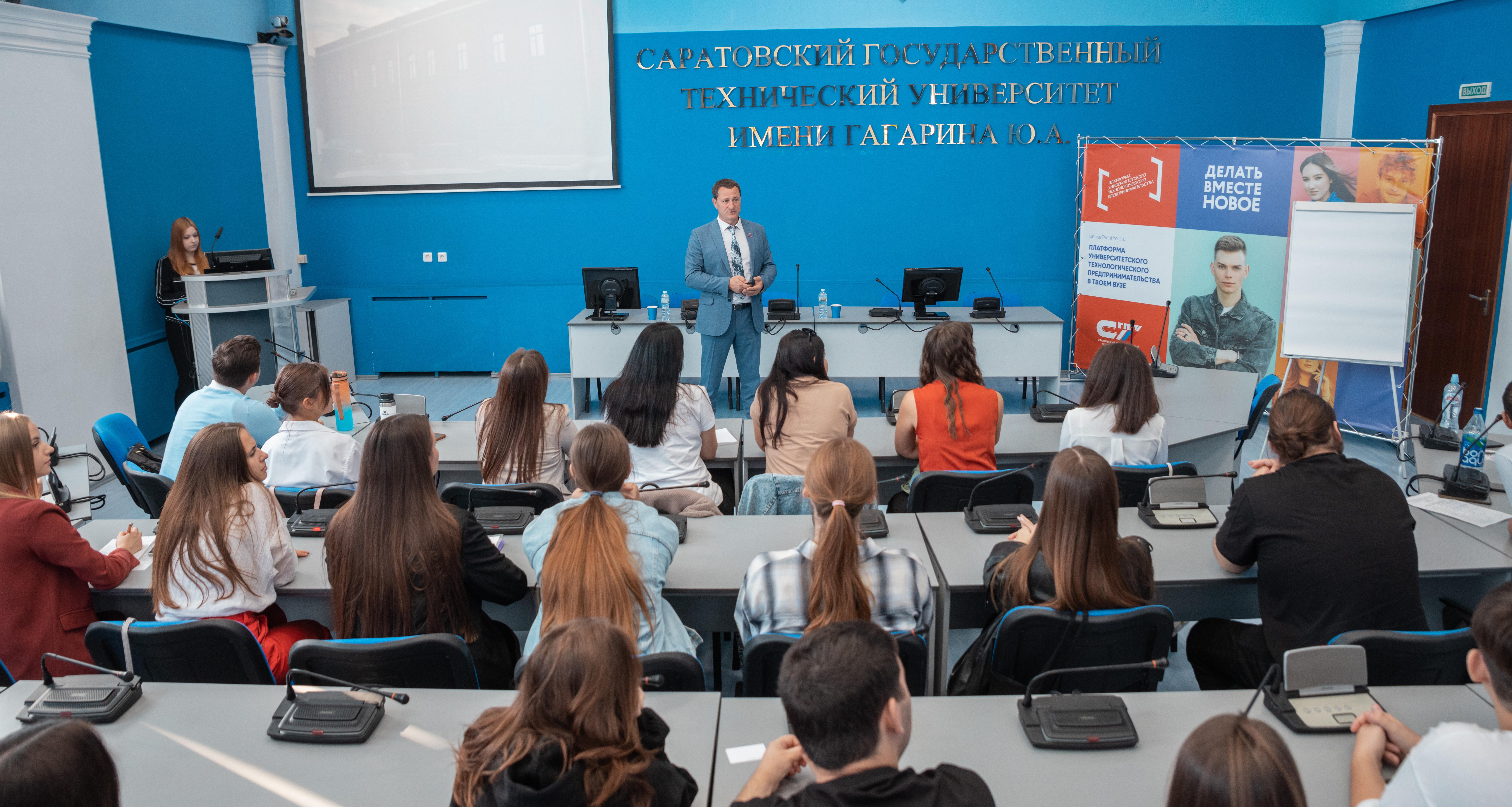 Слушатели «Школы молодых управленцев» пообщались с главой Марксовского района