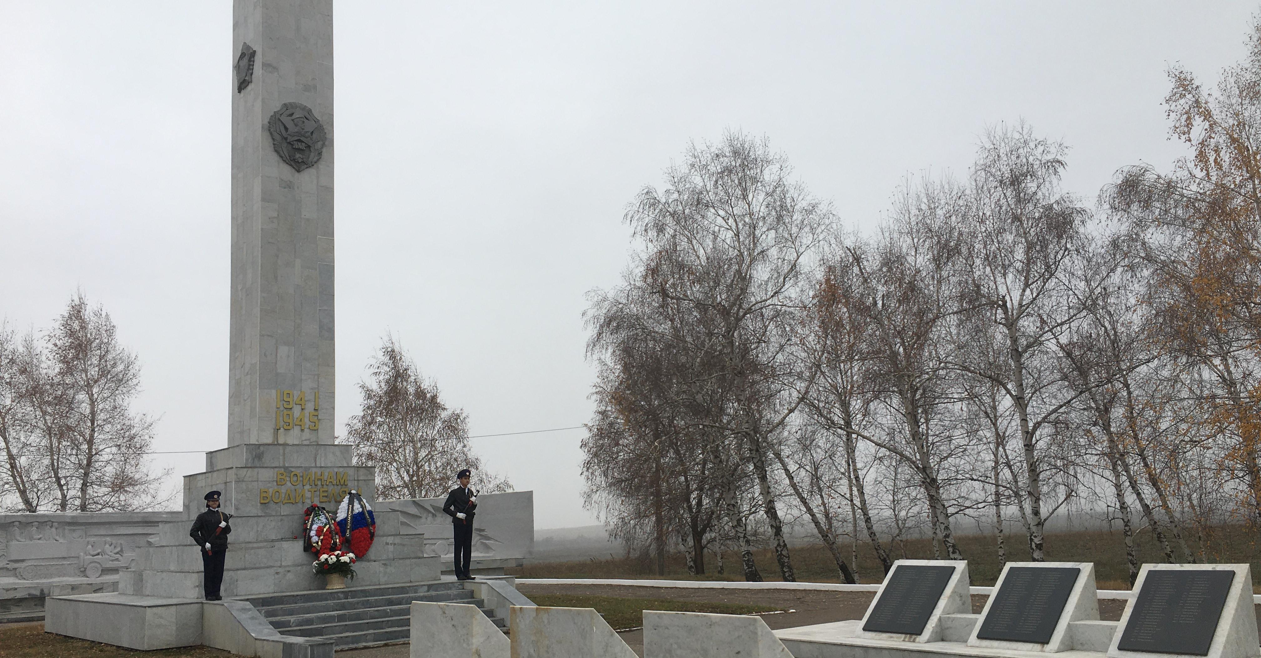 Студенты ИнЭТС возложили цветы к памятнику воинам-водителям