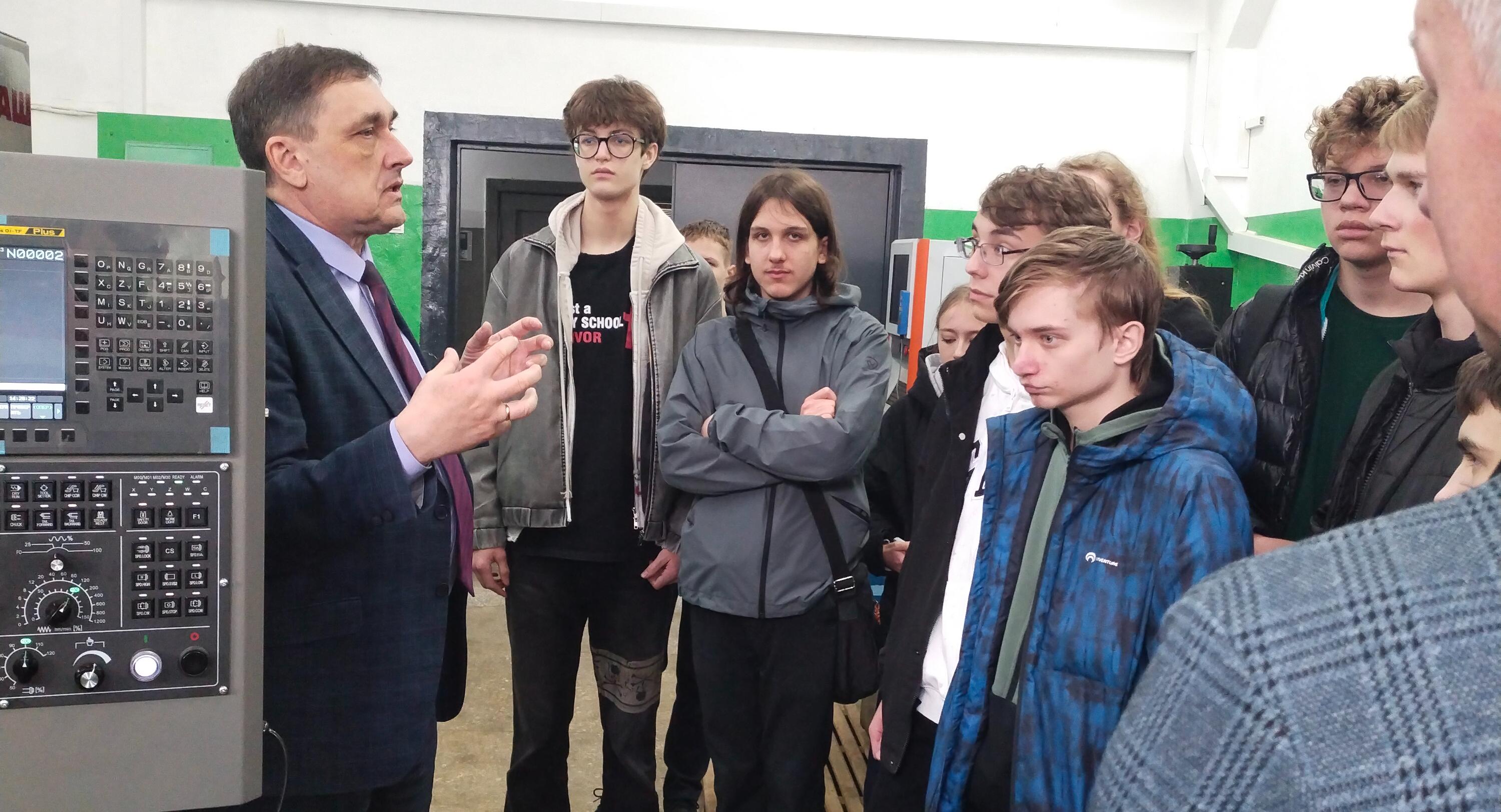 Школьники из «Галактики 64» познакомились с производством дорожной техники на экскурсии от ИММТ