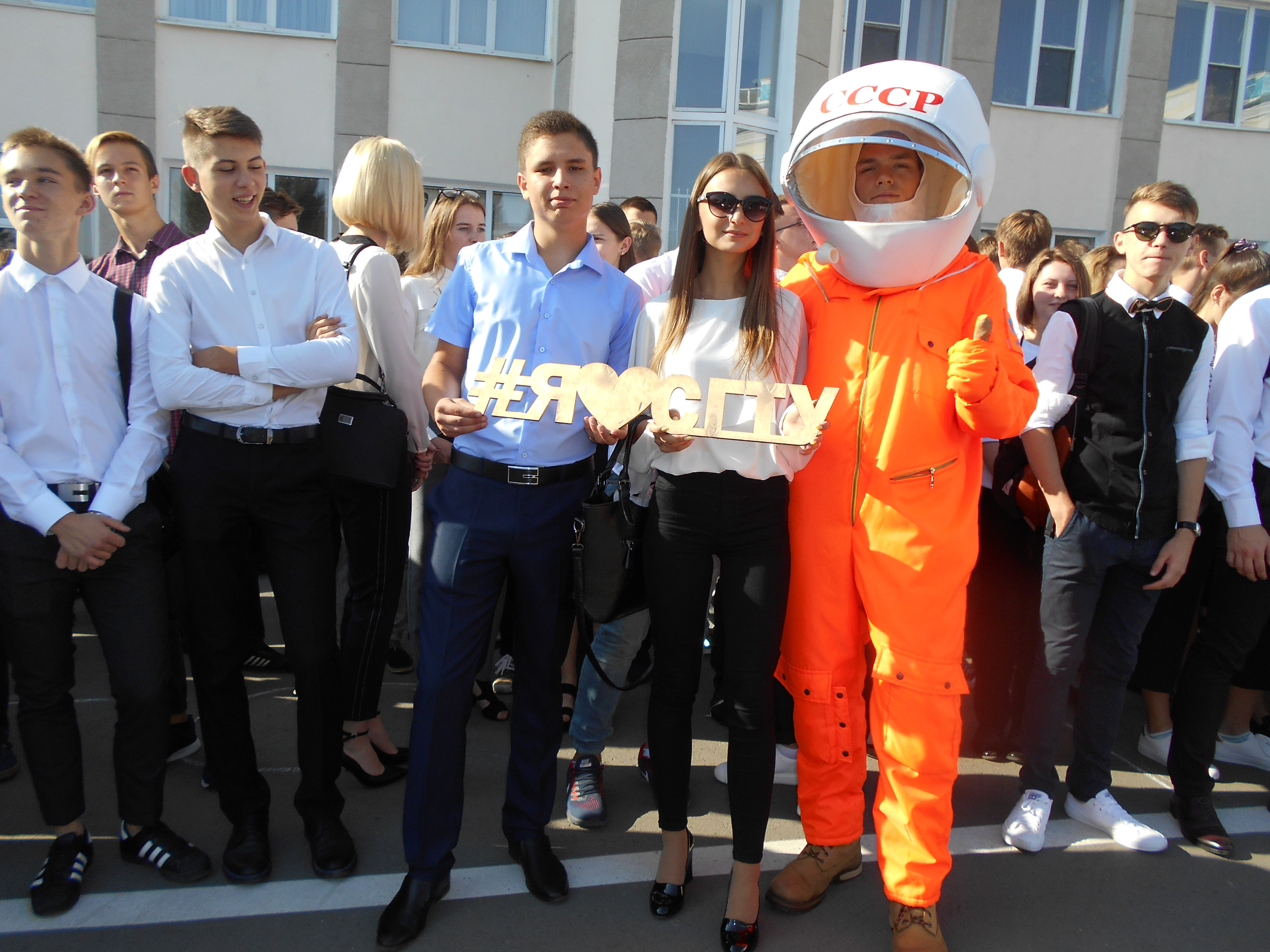 Студенты С1-СЗС11 на торжественной линейке, посвященной Дню знаний