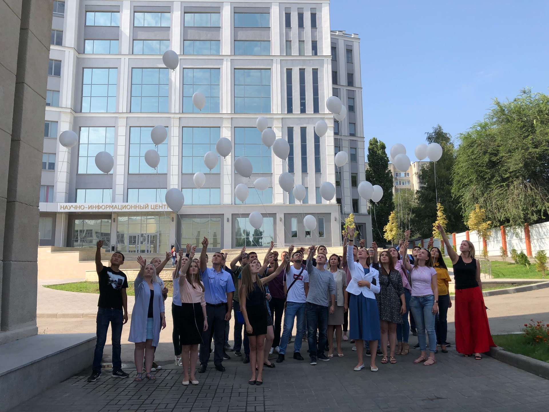 В память о жертвах Беслана студенты ИнЭТС запустили в небо белые шары