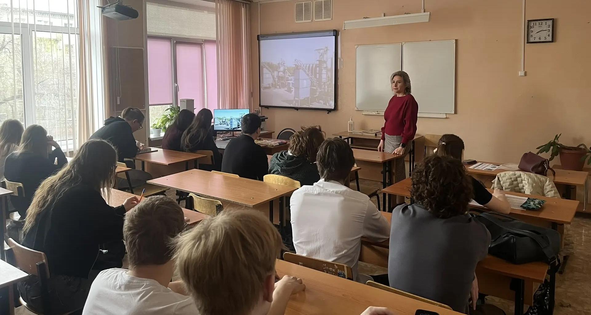 Доцент Института УРБАС рассказала школьникам о специальностях транспортного строительства 