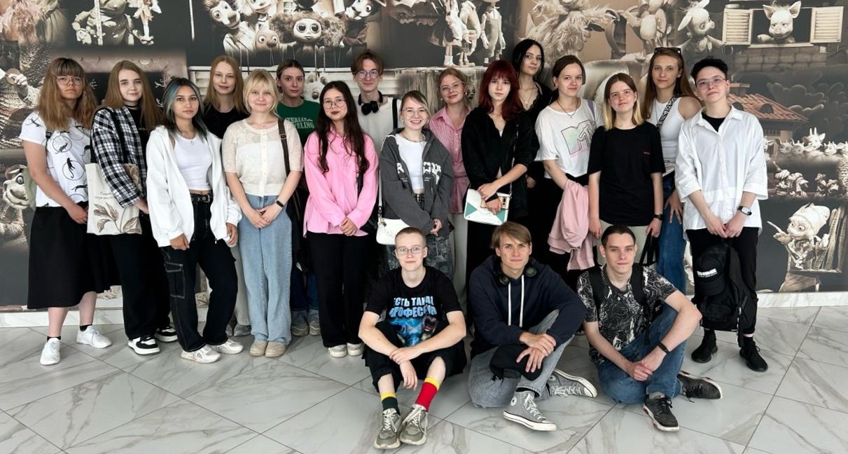 Студенты направления «Дизайн» посетили с экскурсией закулисье театра кукол