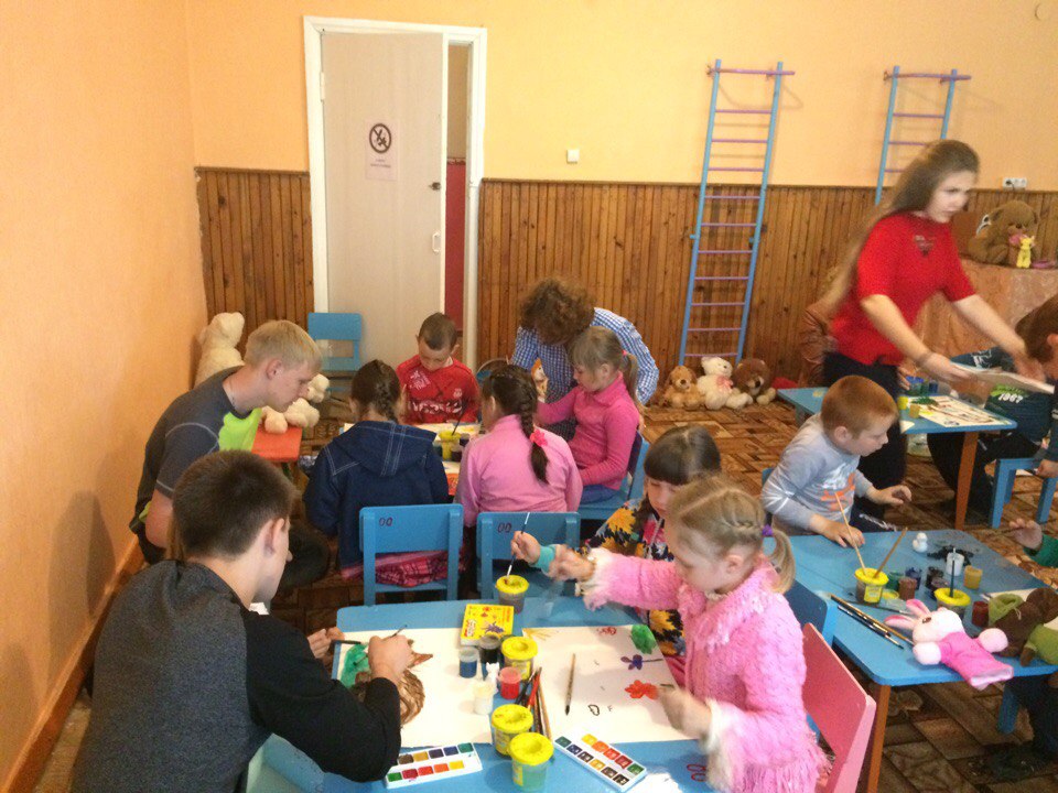 Студенты группы б-ХМТН-21 - участники программы «Подари улыбку детям» 