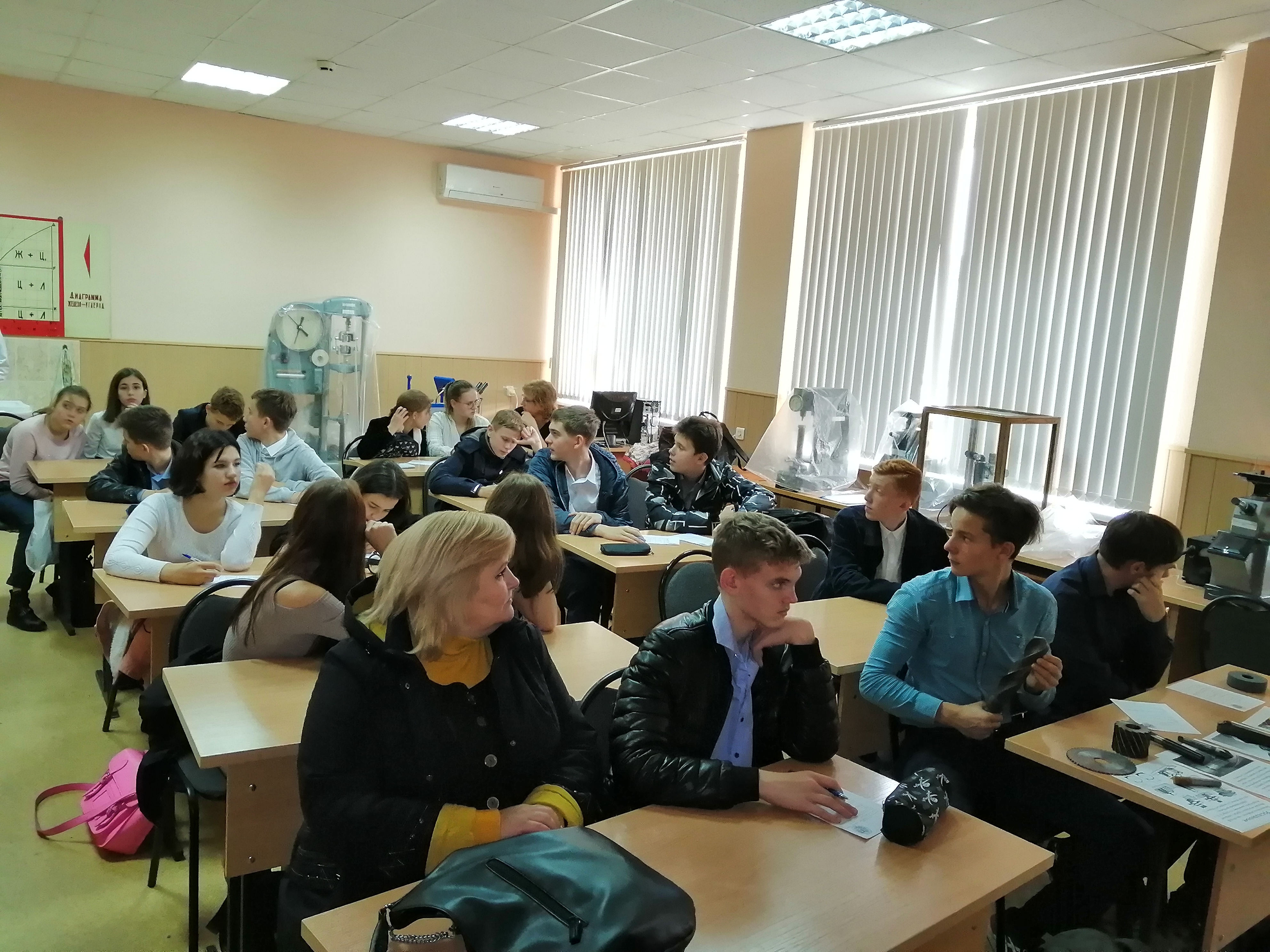 Школьники посетили с экскурсией лаборатории кафедры ФМБИ