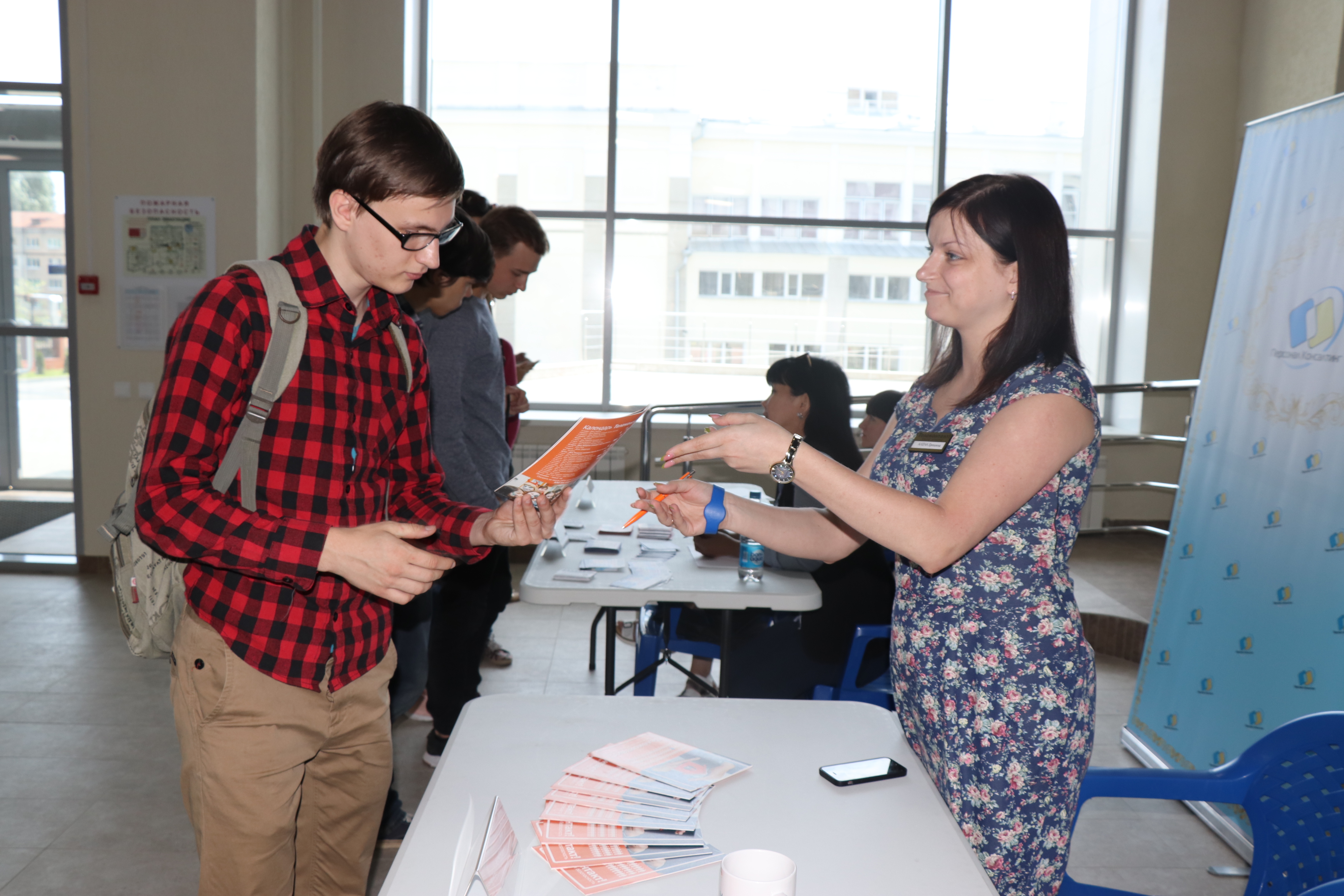 деловые игры для студентов. офисный работник. успешный коллектив. интервью в офисе. совещание турфирмы.