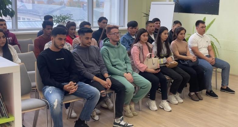 Иностранным студентам рассказали о программе разрешения на временное проживание