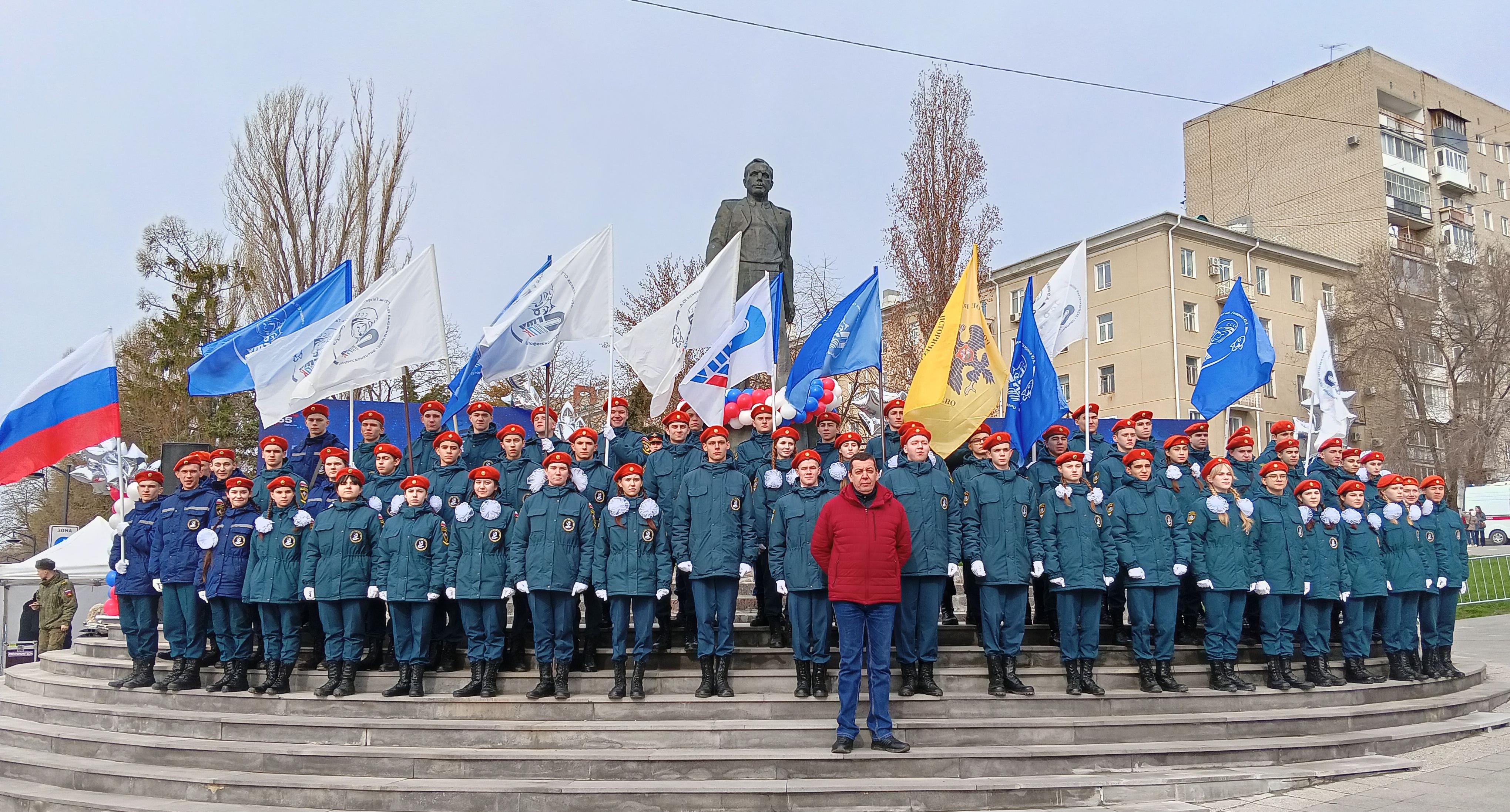Гагаринцы приняли участие в митинге у памятника Юрию Гагарину