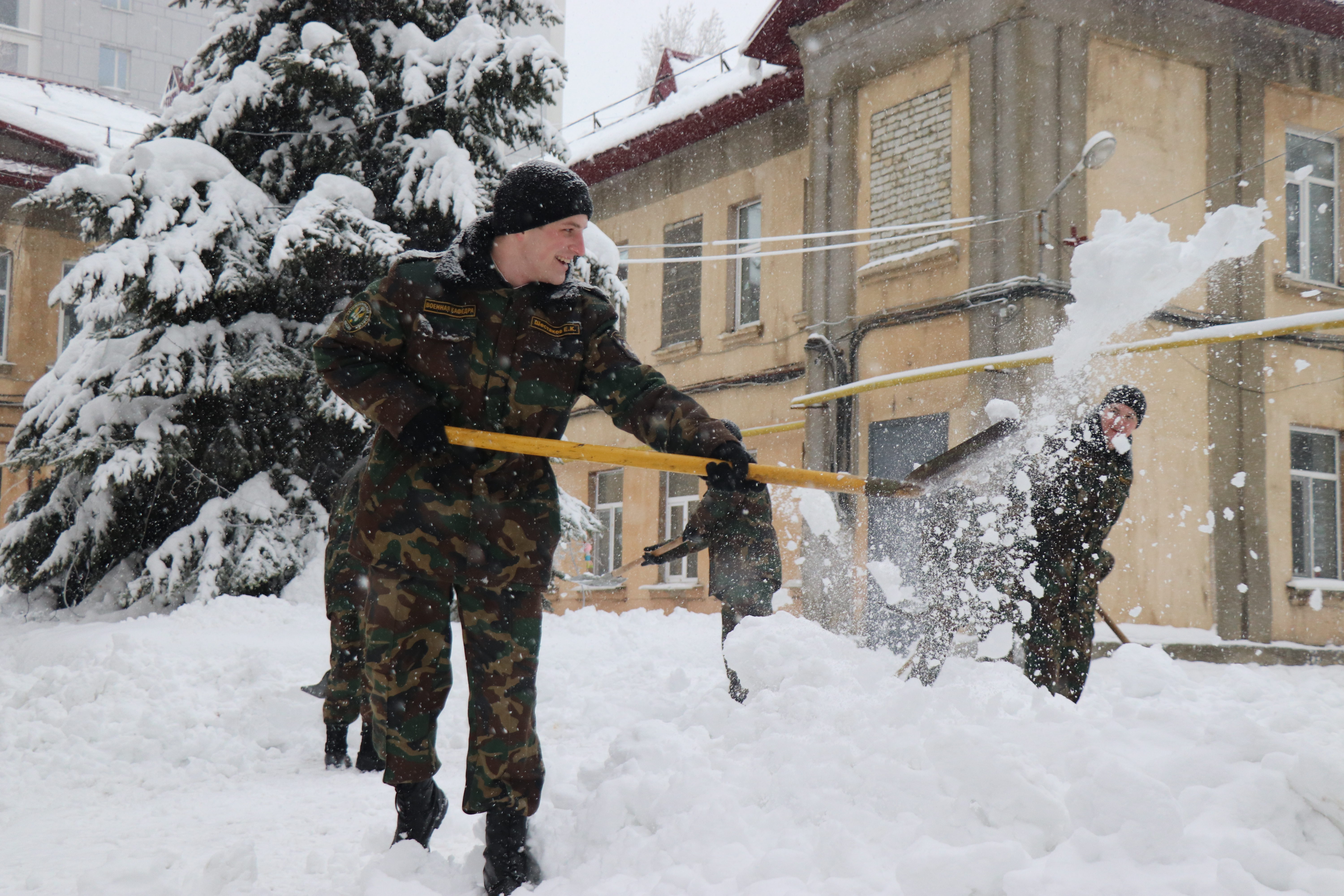 Снегопад: политеховцы вышли на помощь городу