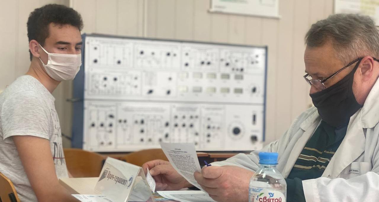 Работники и студенты технического вуза прошли медицинский скрининг