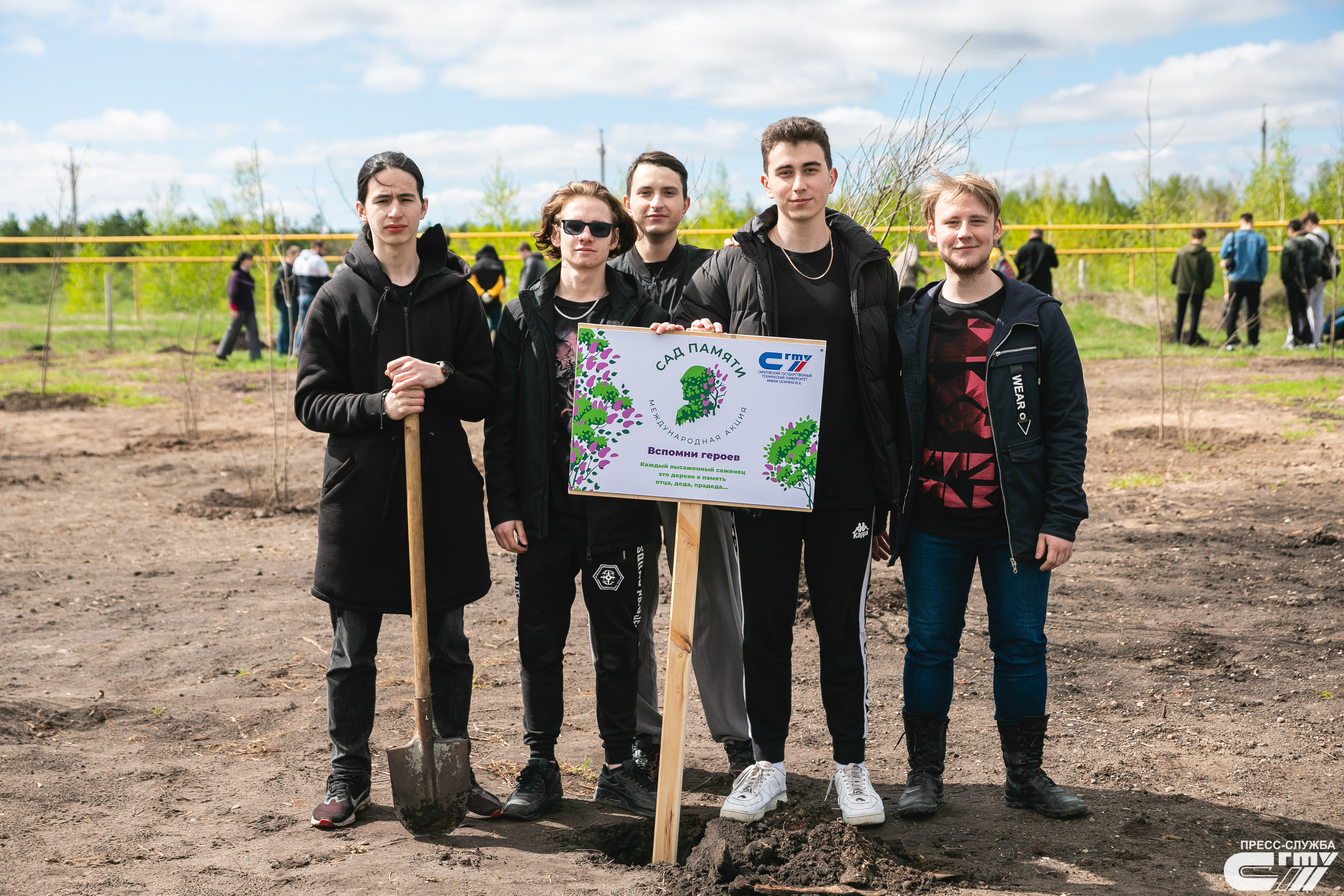Студенты ФТИ приняли участие в международной акции «Сад памяти – 2022»