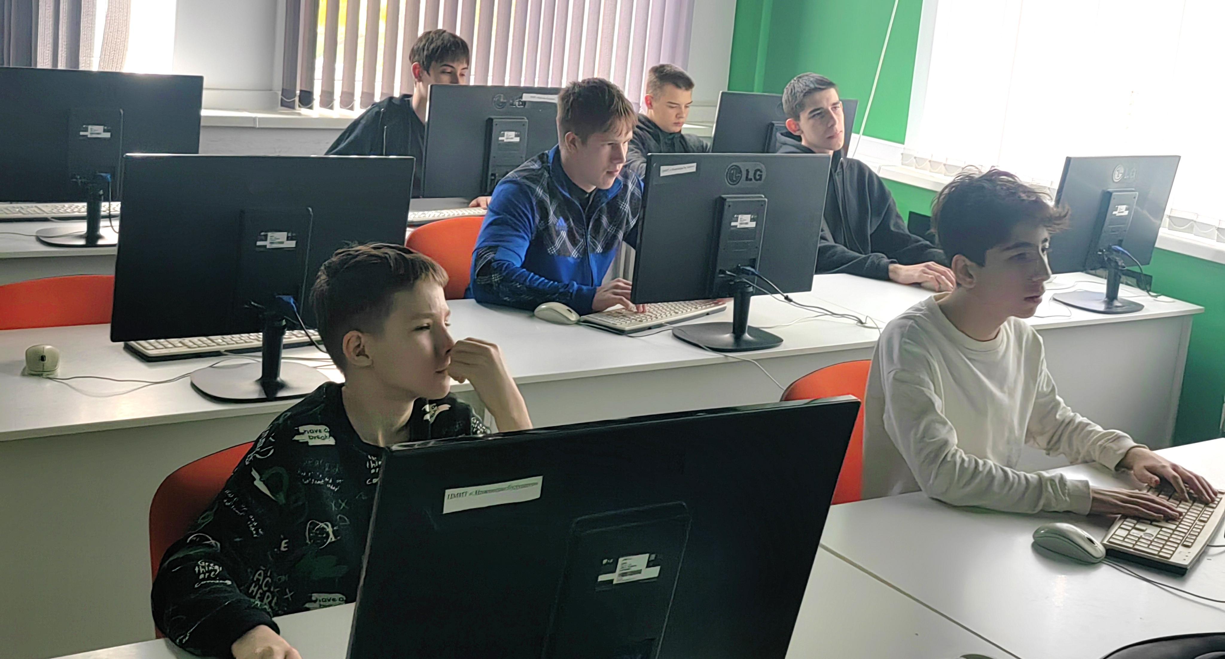 Ученики Детской компьютерной школы прошли практику в ЦМИТ «Инженеры будущего»