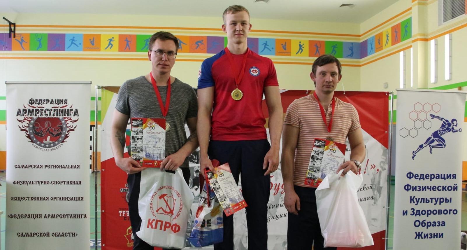 Студент ИММТ стал победителем в турнире по армрестлингу «Будь первым!»