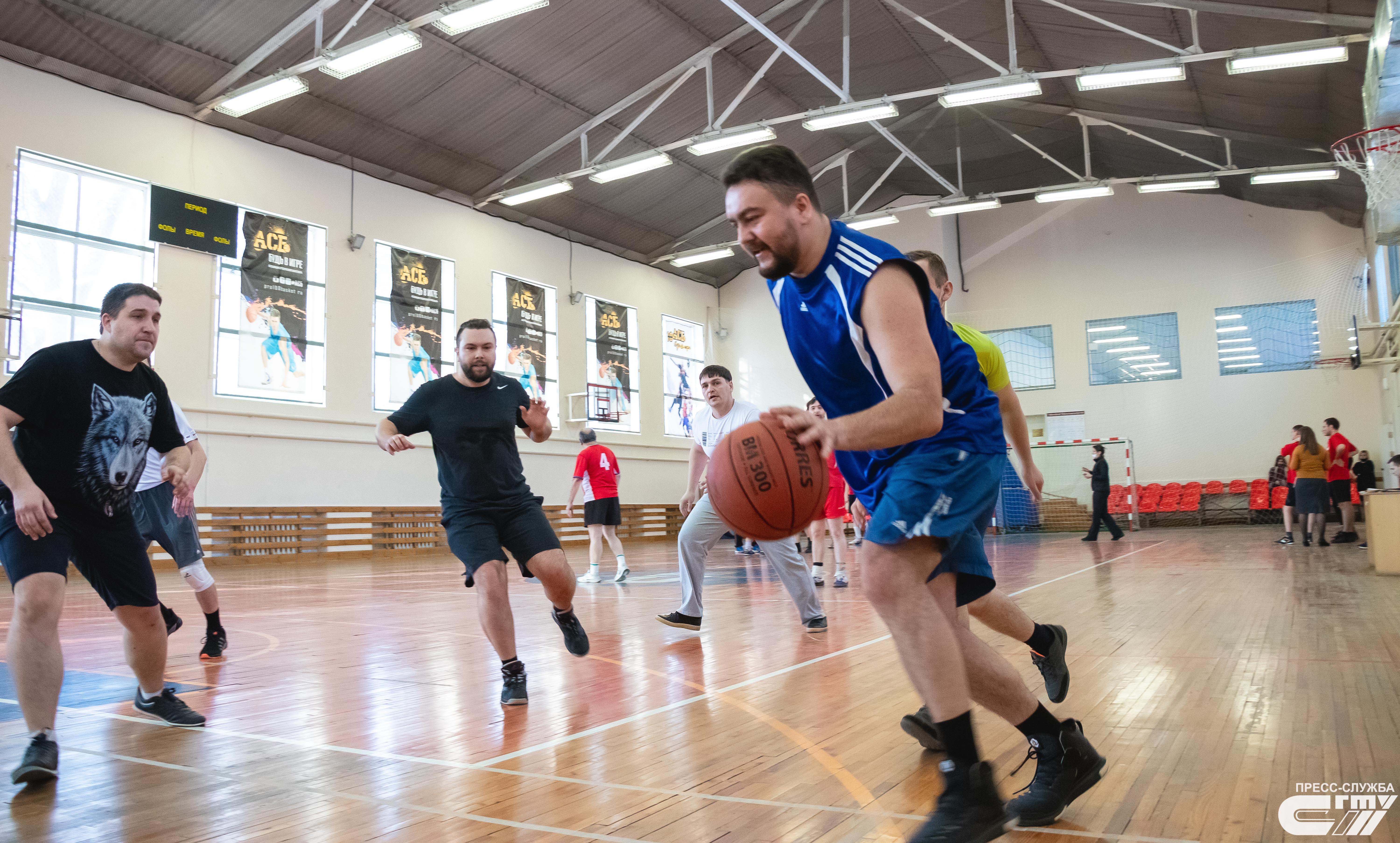 Социально-экономический институт победил в соревнованиях по стритболу