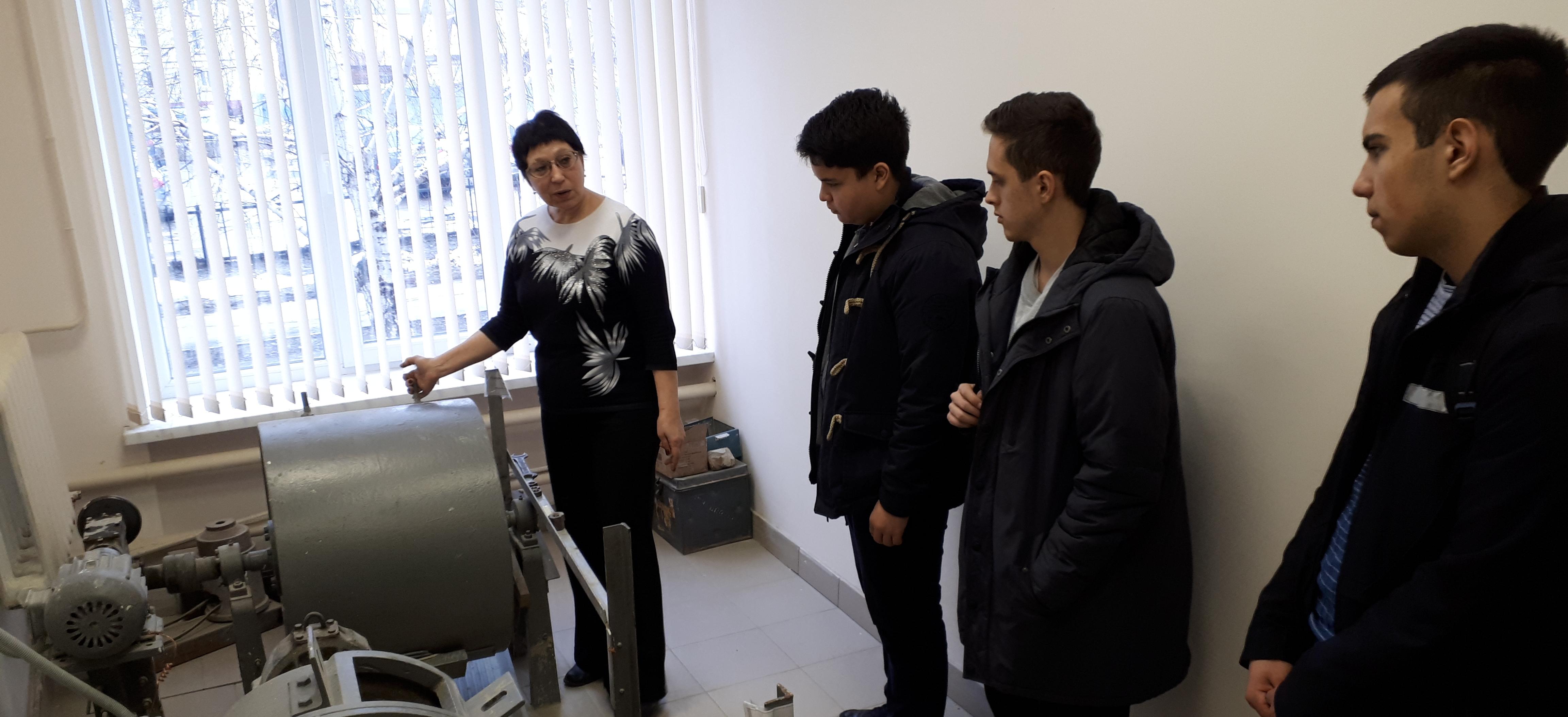 Студенты познакомились с испытательной лабораторией