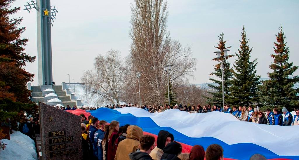 Студенты СГТУ приняли участие в патриотической акции ко Дню воссоединения Крыма с Россией