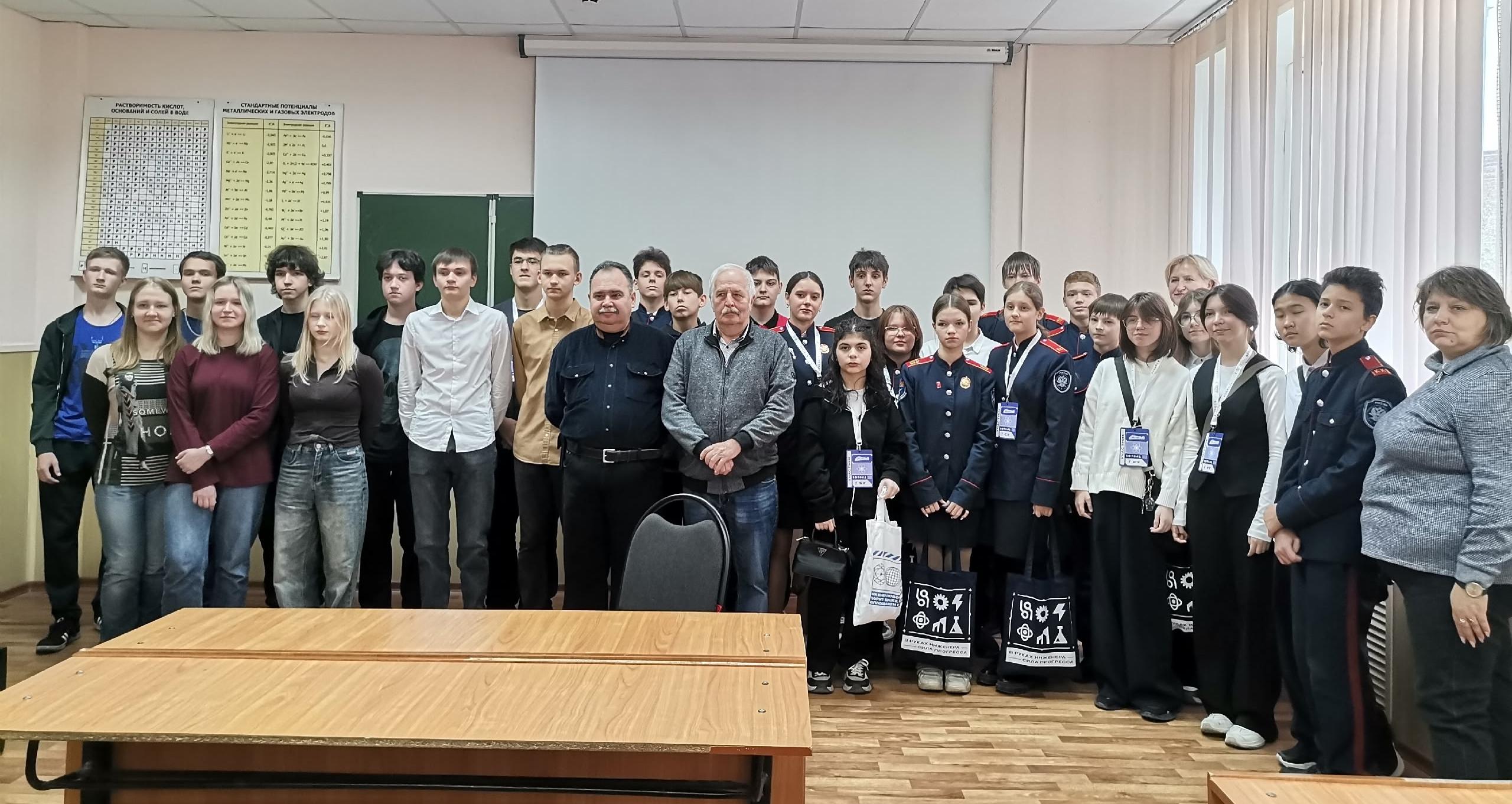 «ПолитехПро»: школьники посетили Физико-технический институт