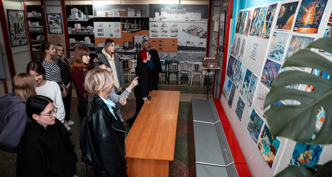 В Институте УРБАС проходит выставка студенческих работ по рисунку и живописи