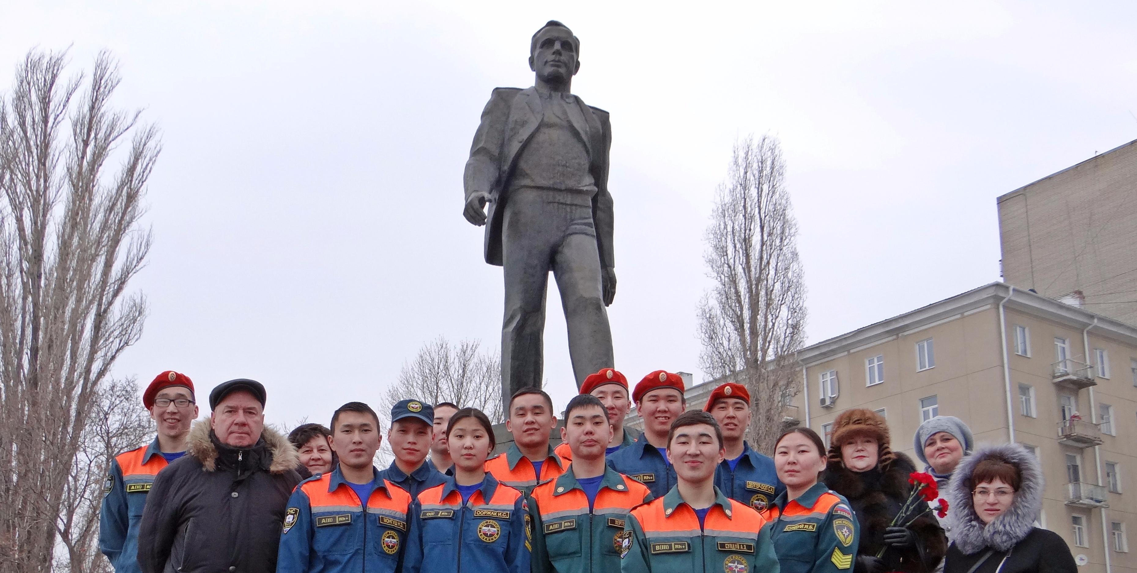 Гагаринцы возложили цветы к памятнику первому космонавту в день его рождения