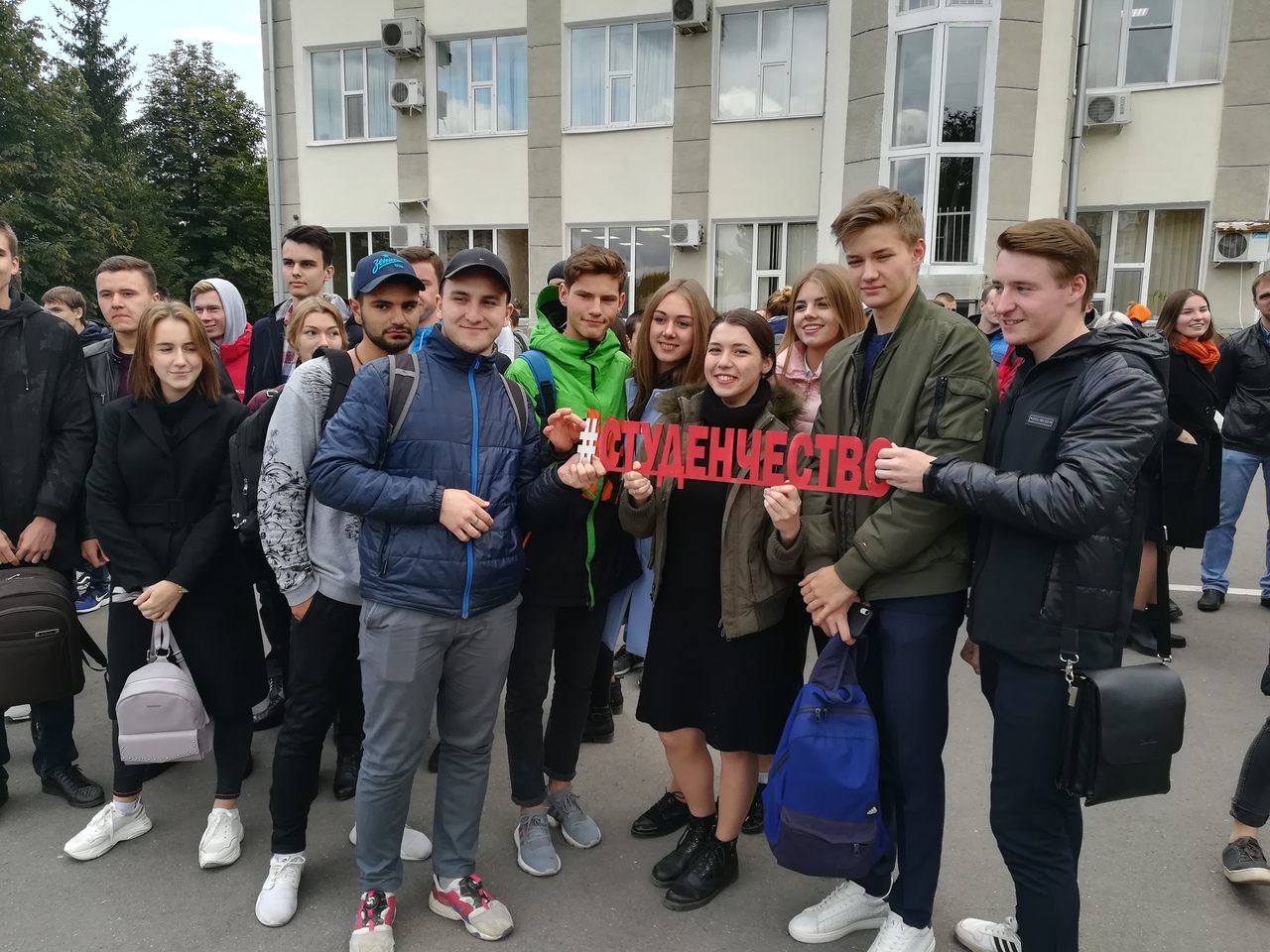 Студенты кафедры ТСК - участники акции, посвященной Дню вежливости