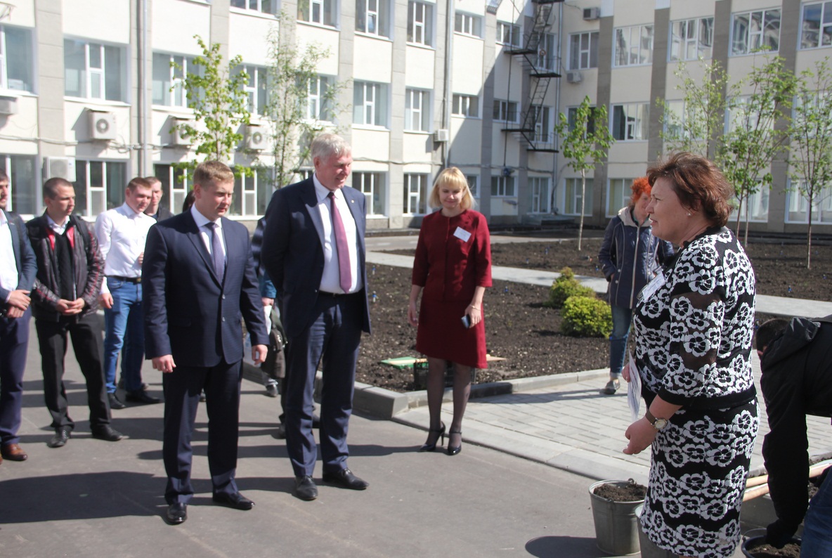 Преподаватели и студенты ЭКЛ приняли участие в высадке роз