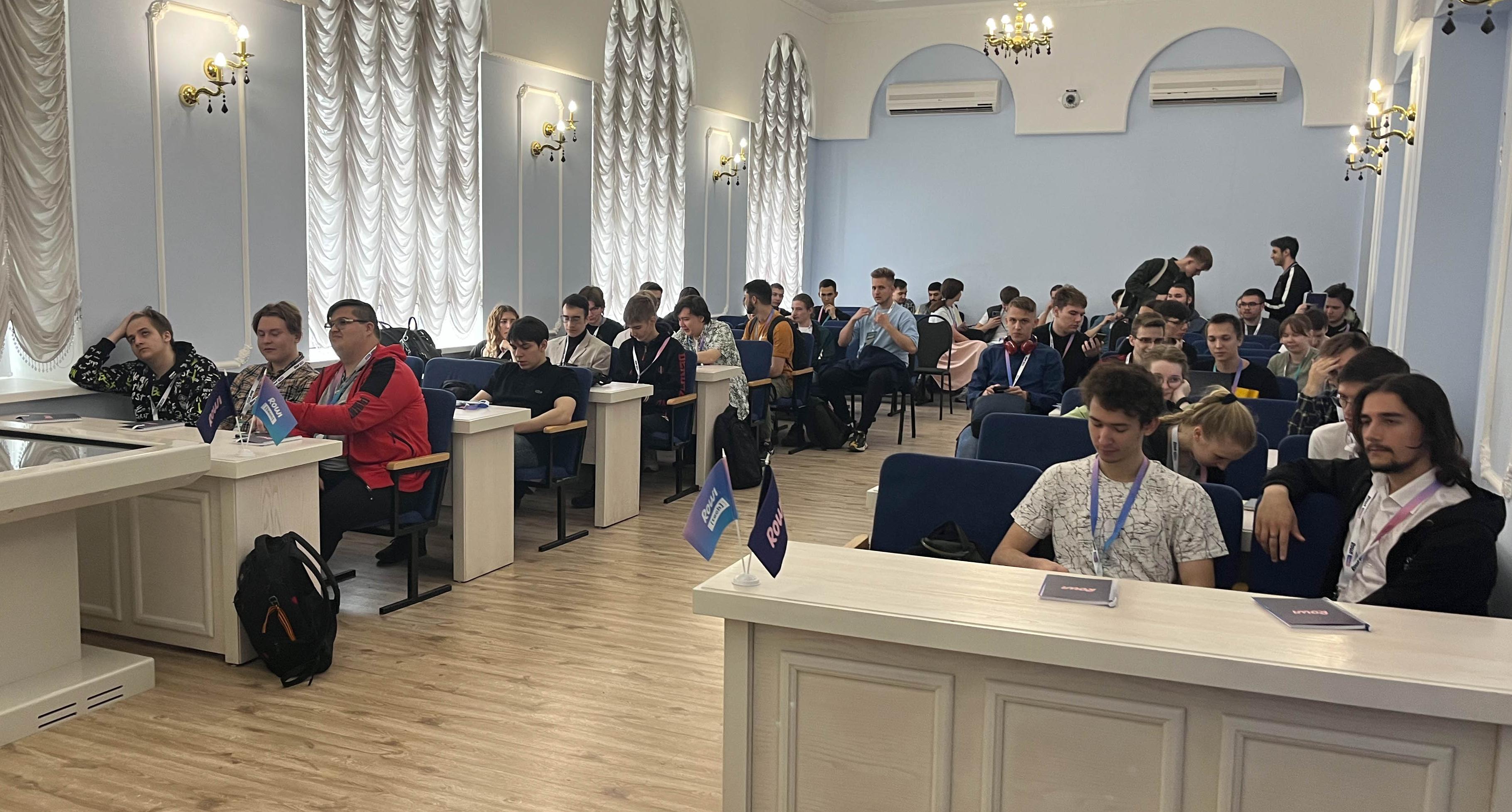 В ИнПИТ на хакатоне будущие айтишники работают над созданием чатов