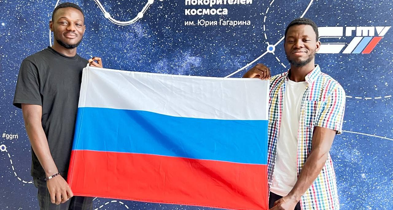 Иностранные студенты СГТУ приняли участие в праздновании Дня Государственного флага России