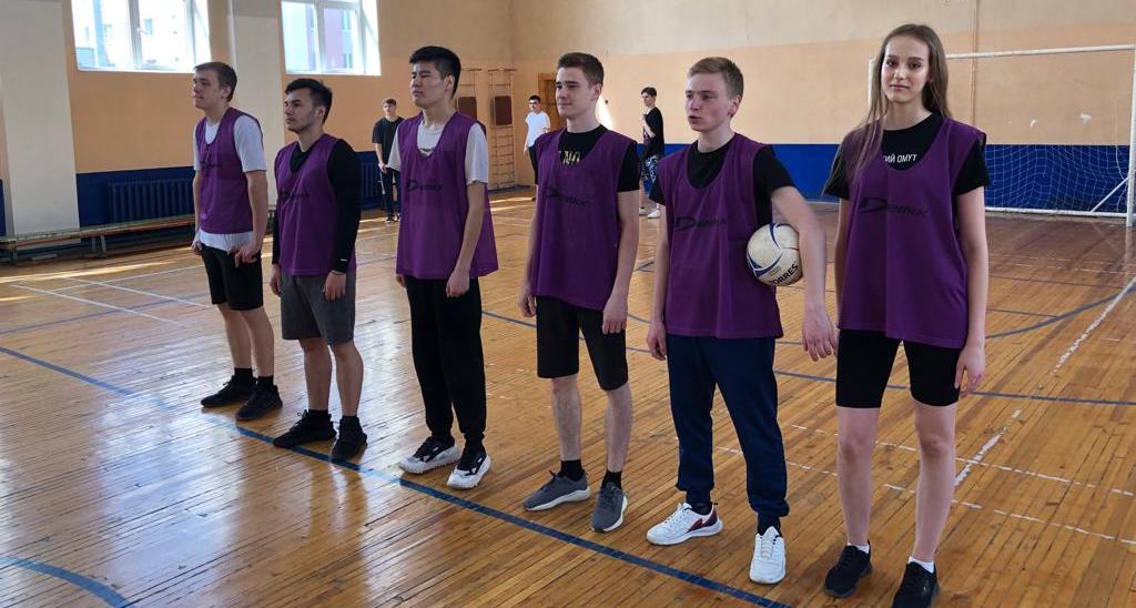 В СЭИ прошла олимпиада по волейболу среди студентов первого курса