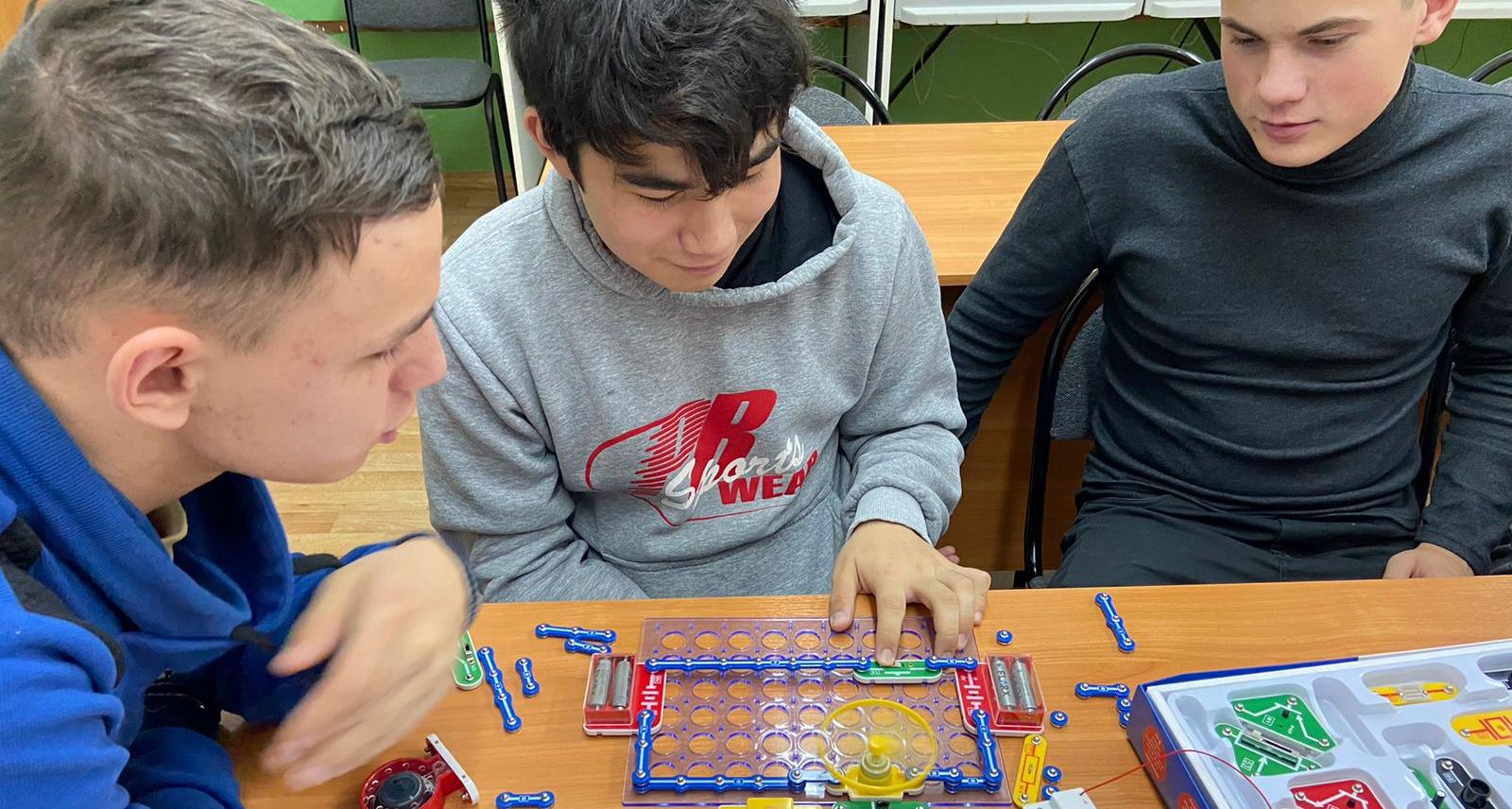 Школьники познакомились с СГТУ и современными разработками ученых