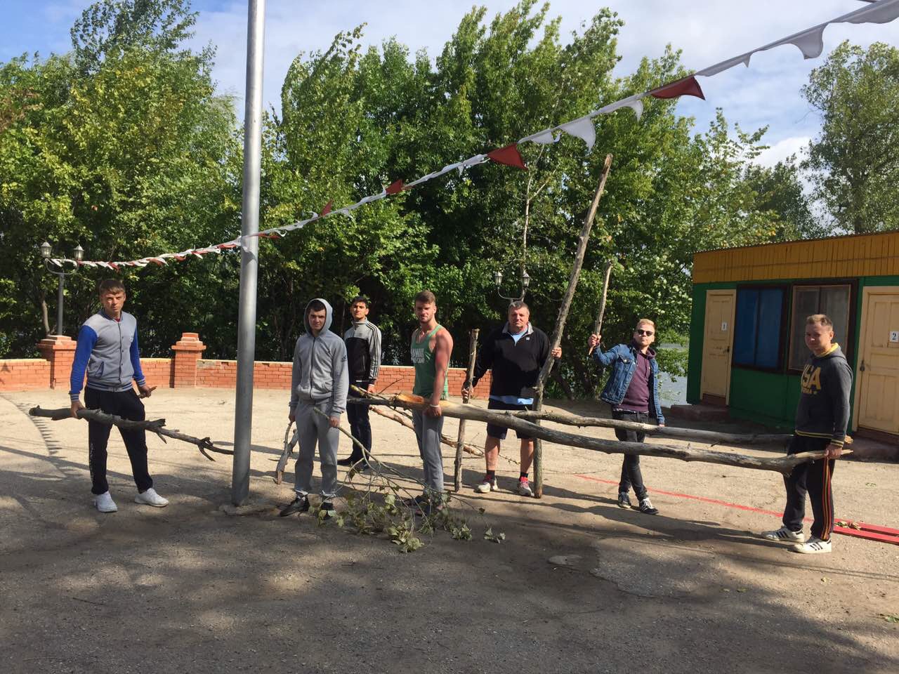 В Политехнике провели уборку спортивных площадок