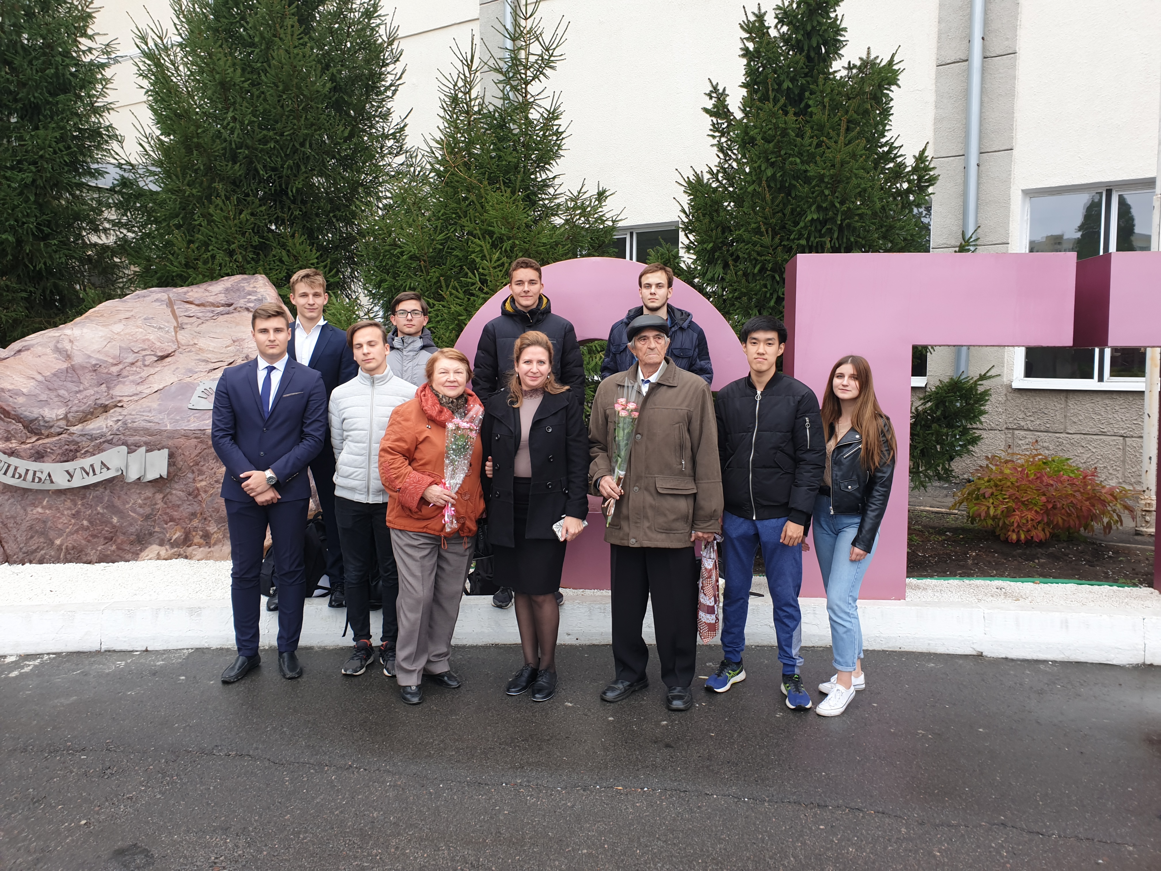 Студенты ИнЭТС отметили День пожилых людей