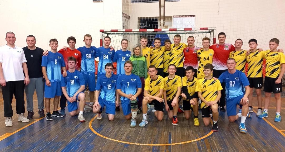 Гандболисты СГТУ провели дружеские соревнования со школьниками Саратова