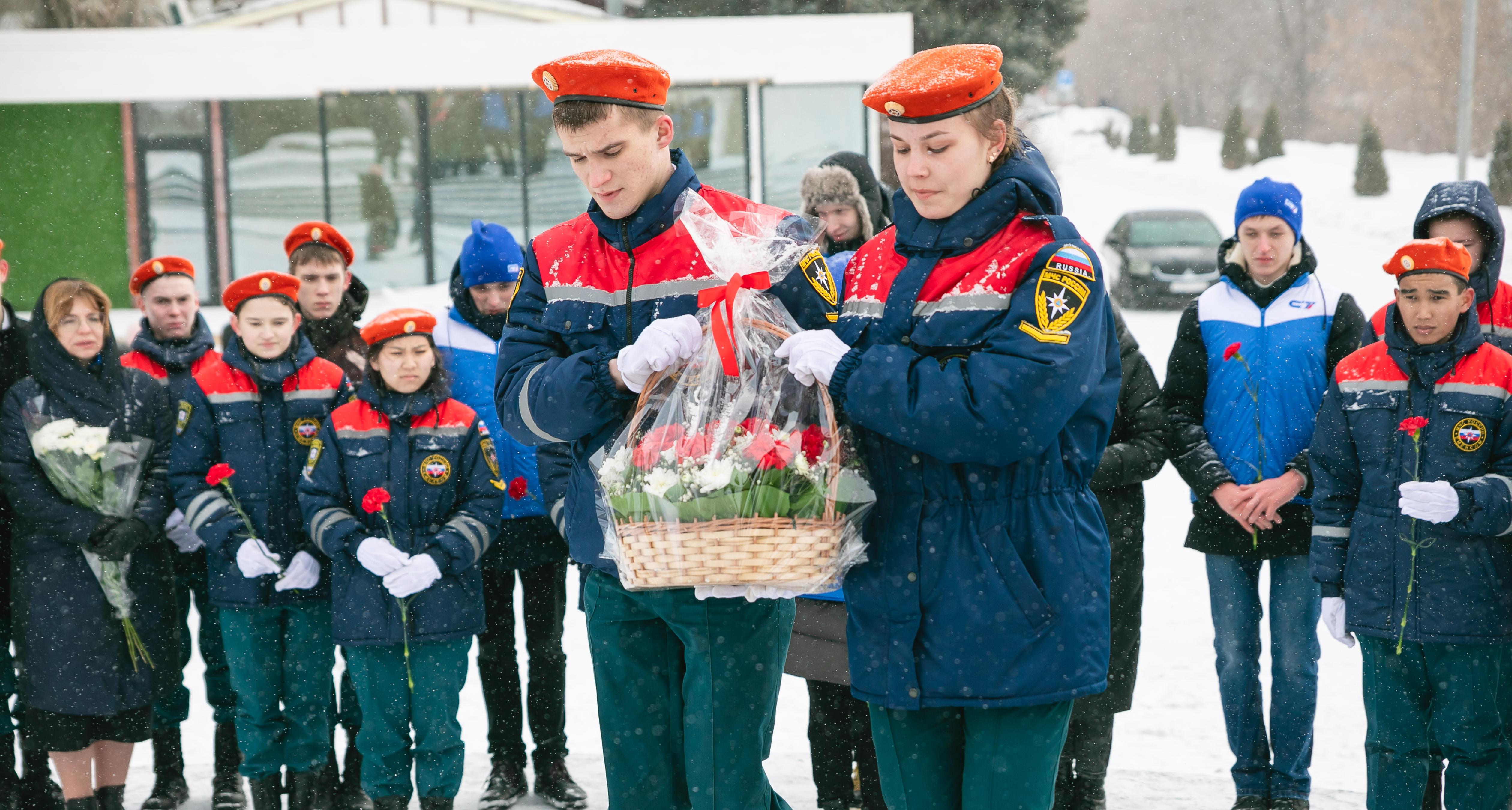 Политеховцы возложили цветы к памятнику «первопроходцу космоса»