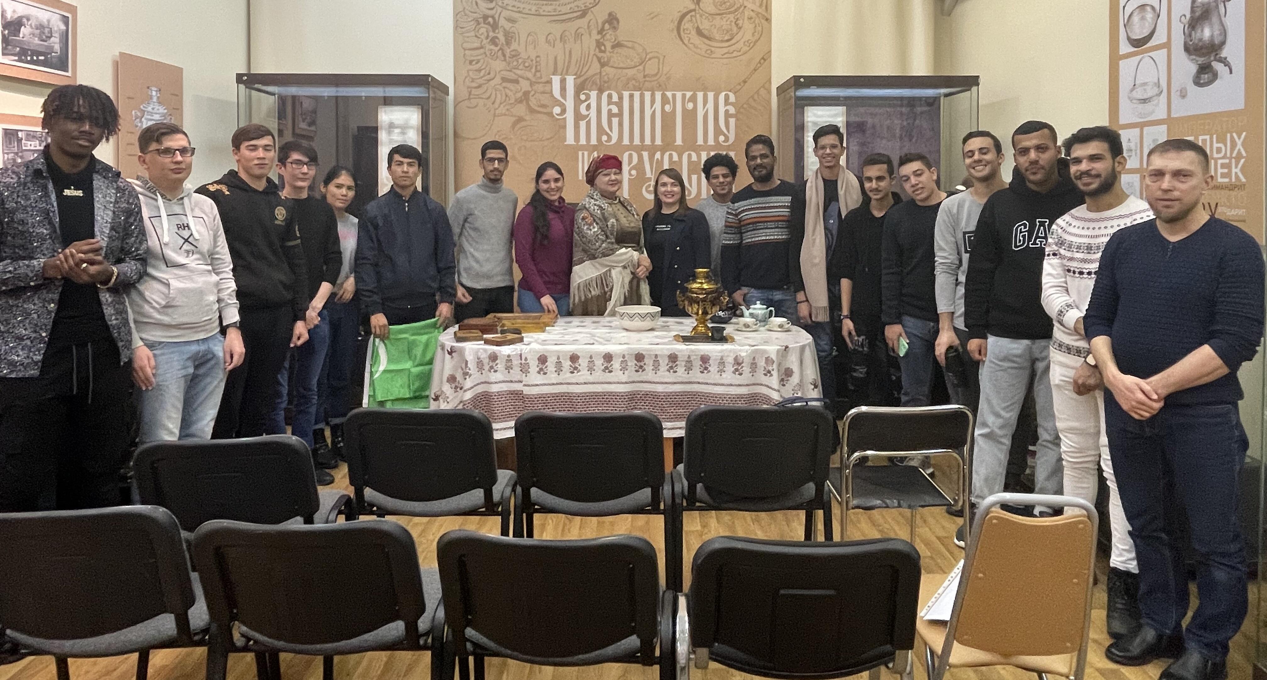 Иностранным студентам СГТУ в музее краеведения рассказали об истории саратовского края