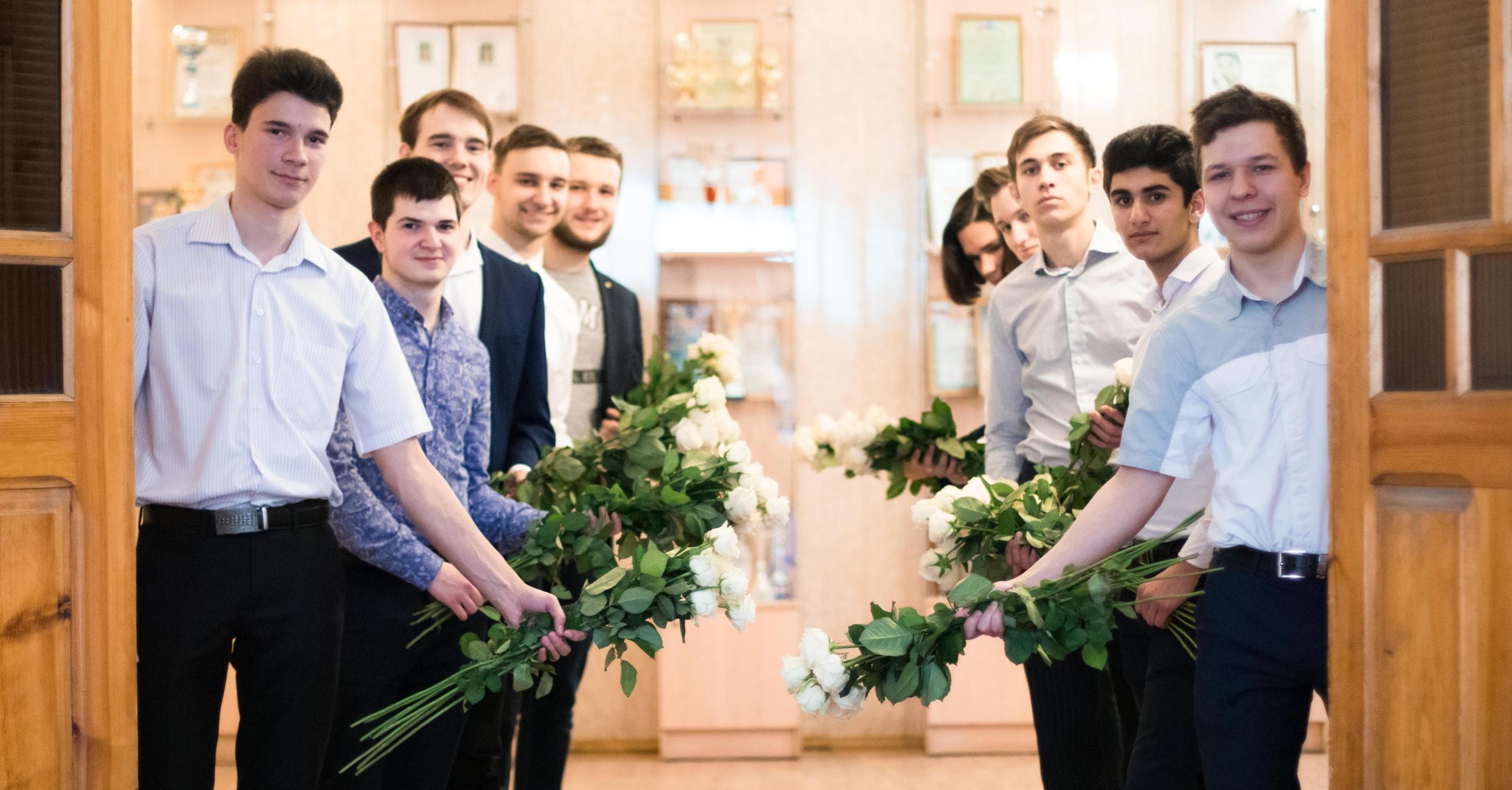 Сотрудницы СГТУ приглашаются в студклуб на праздник 8 марта