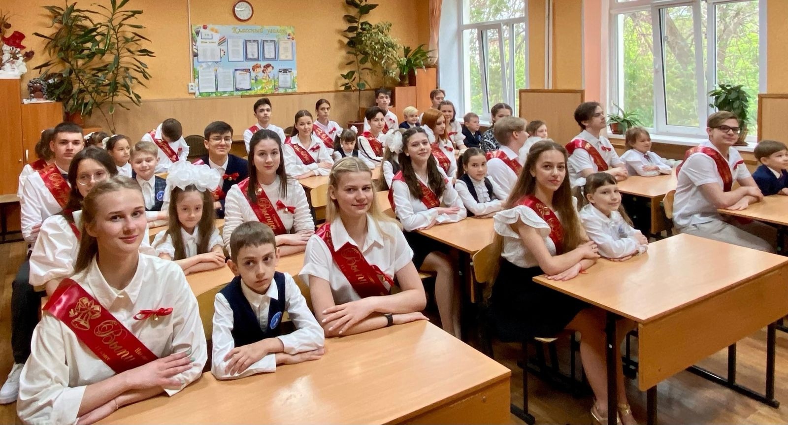 Сотрудники кафедры «Переводоведение и межкультурная коммуникация» поздравили выпускников школ с окончанием учебного года