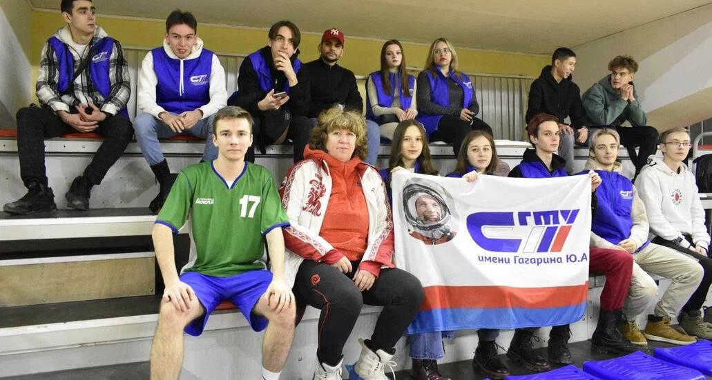 Состоялся футбольный матч между депутатами областной Думы и студентами саратовских вузов