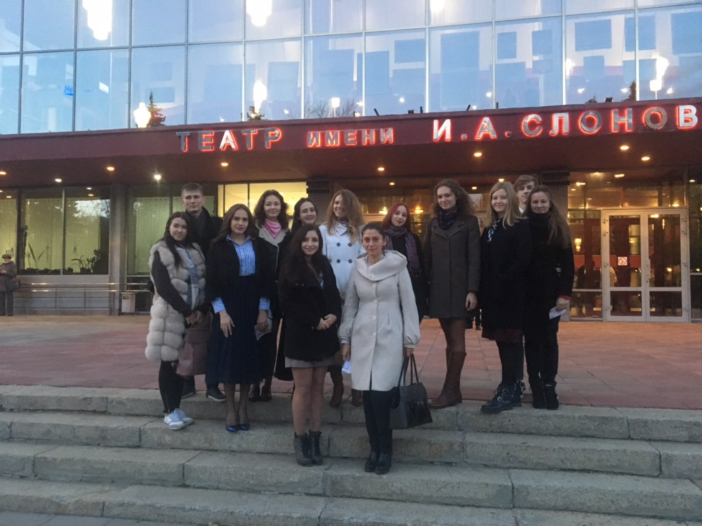 Первокурсники ДАС с кураторами посетили театр